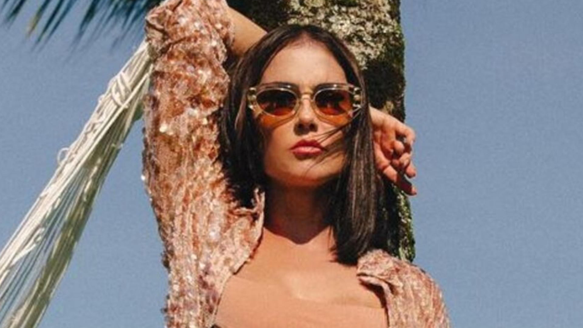 De maiô colado, Deborah Secco exibe corpaço e decote saltando: ”Perfeita demais”