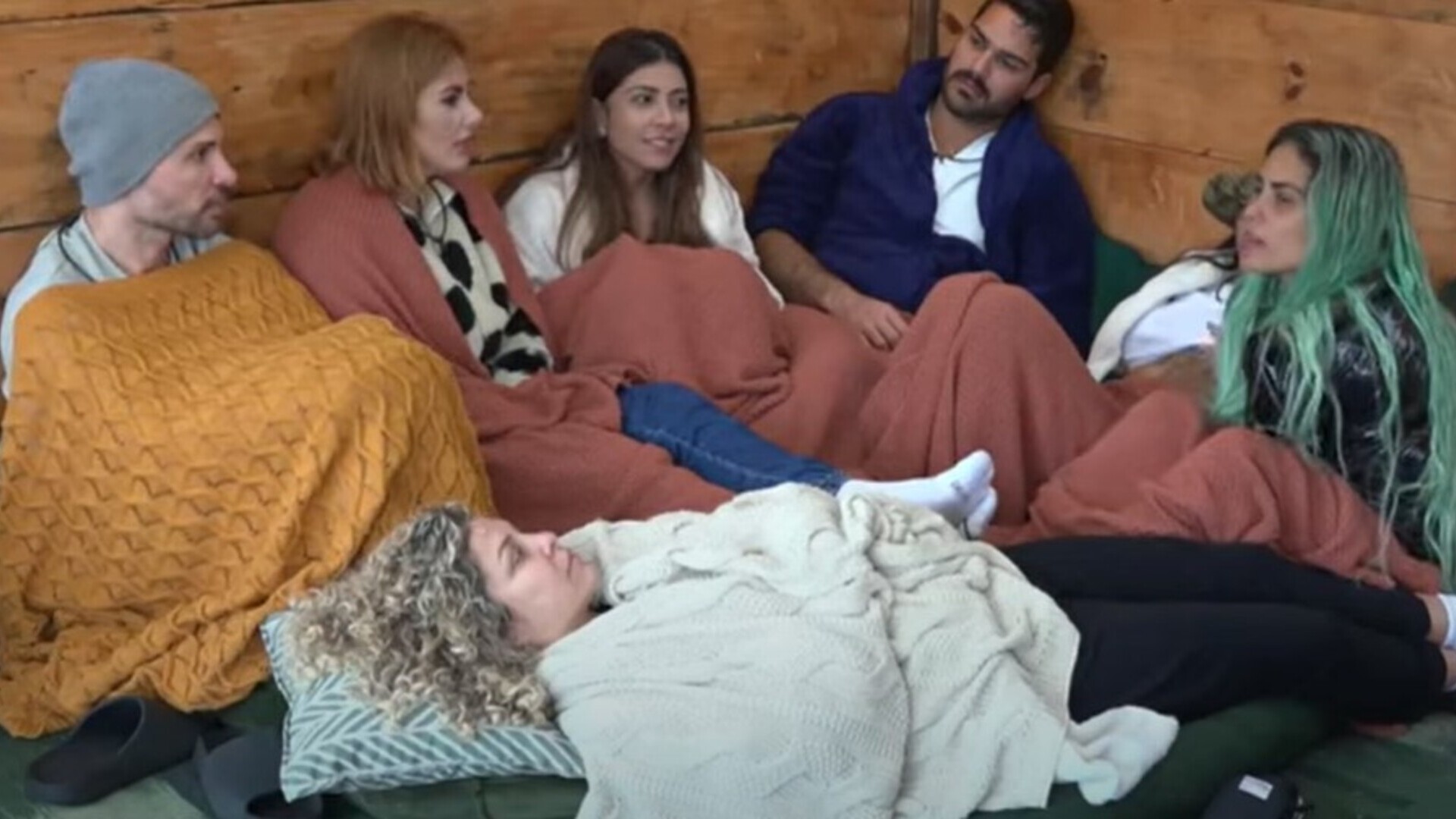 A Fazenda 14: Deborah comenta possibilidade de ter que cuidar dos animais com Deolane: “Pegar a cara dela e esfregar no cocô”