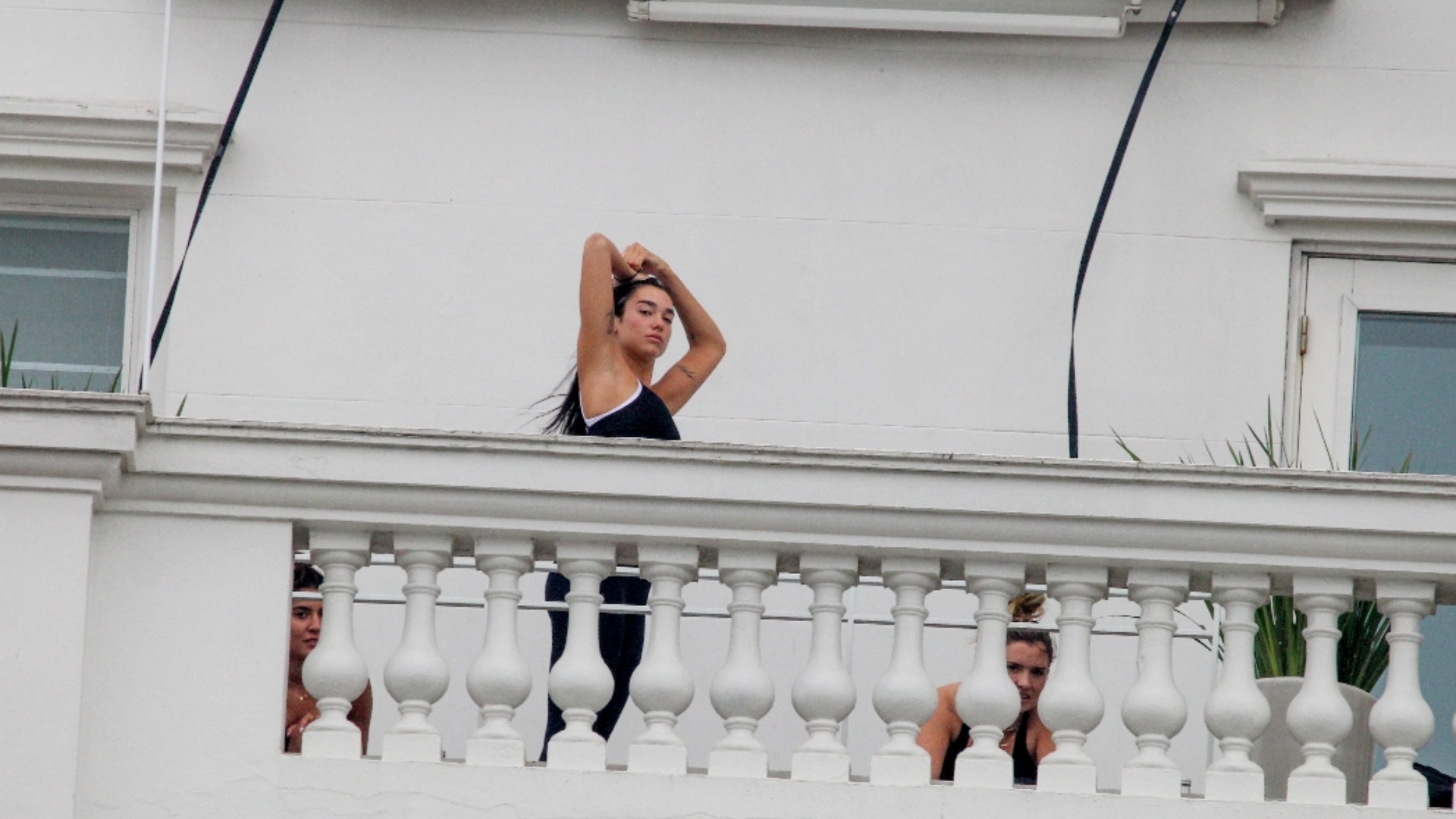 Dua Lipa é clicada fazendo exercícios físicos em varanda de hotel luxuoso no Rio de Janeiro