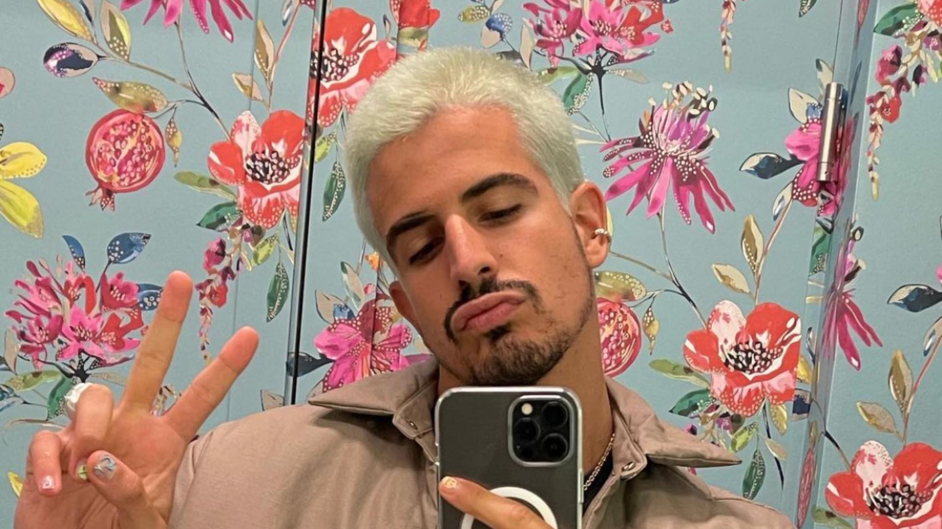 Enzo Celulari surge com cabelo colorido em fotos e divide opiniões: “Verde ou rosa?”