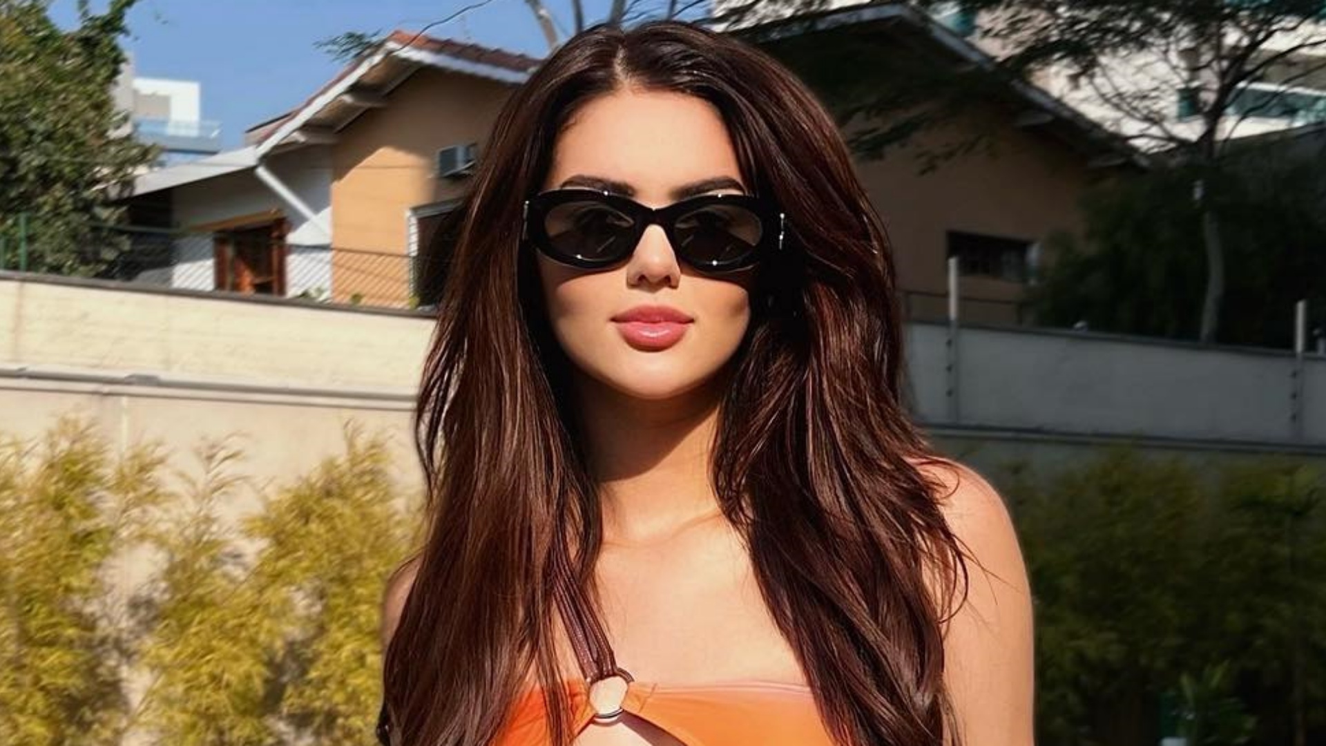 Ex-BBB Eslovênia Marques curte dia ensolarado de maiô com recortes estratégicos: “Perfeição”