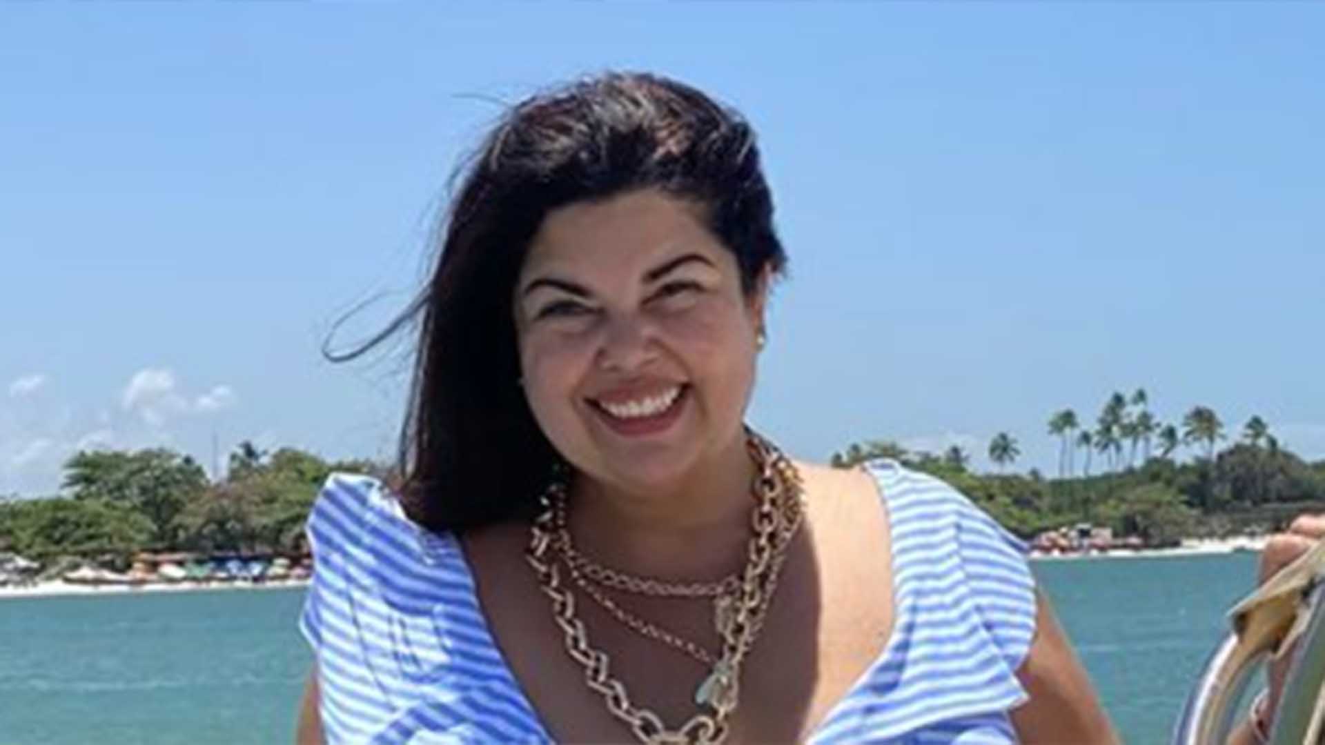 De maiô, Fabiana Karla curte passeio de barco e exibe sua beleza