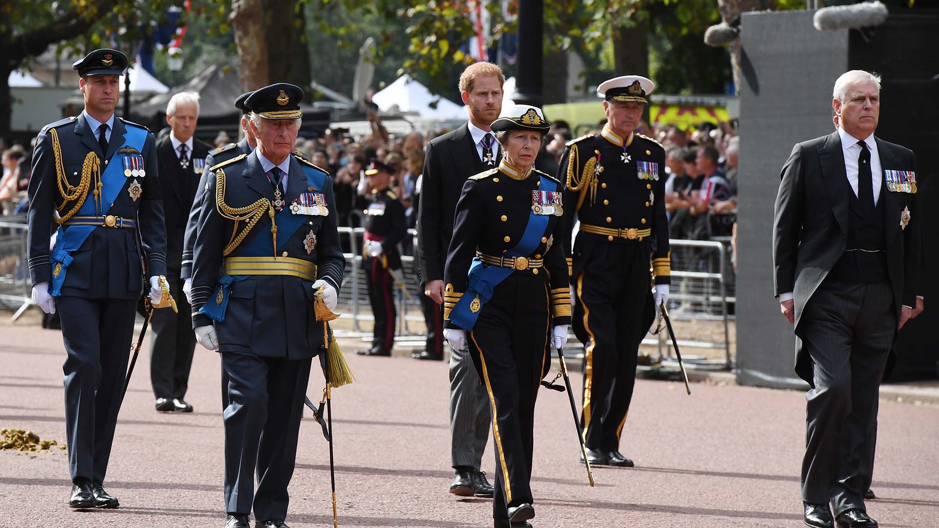 Família real se reúne no cortejo do caixão da Rainha Elizabeth II em Londres