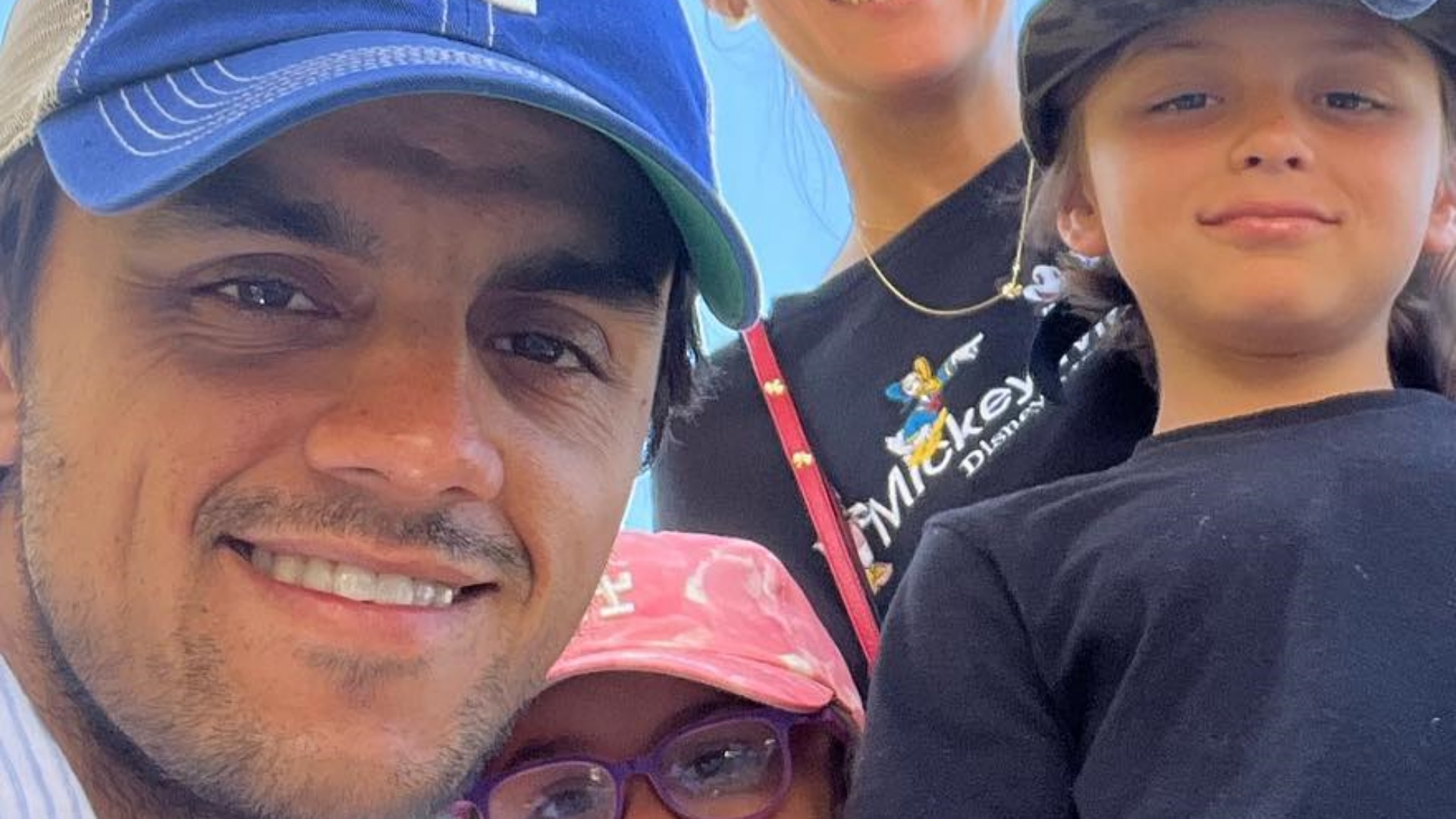 Felipe Simas encanta os fãs ao mostrar momento em família: “Lindos”