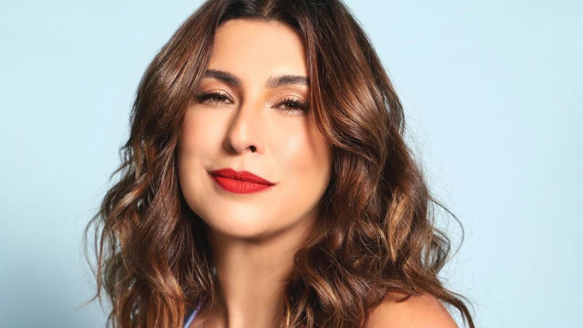De macacão justíssimo, Fernanda Paes Leme exibe decote marcado com estilo: ”Gata”