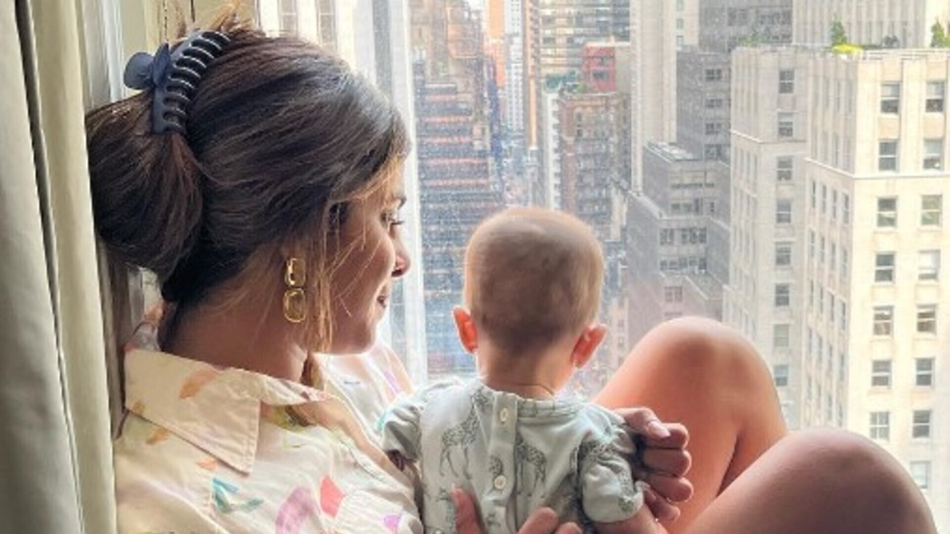Filha de Nick Jonas e Priyanka Chopra aparece no colo da mãe em fotos raras