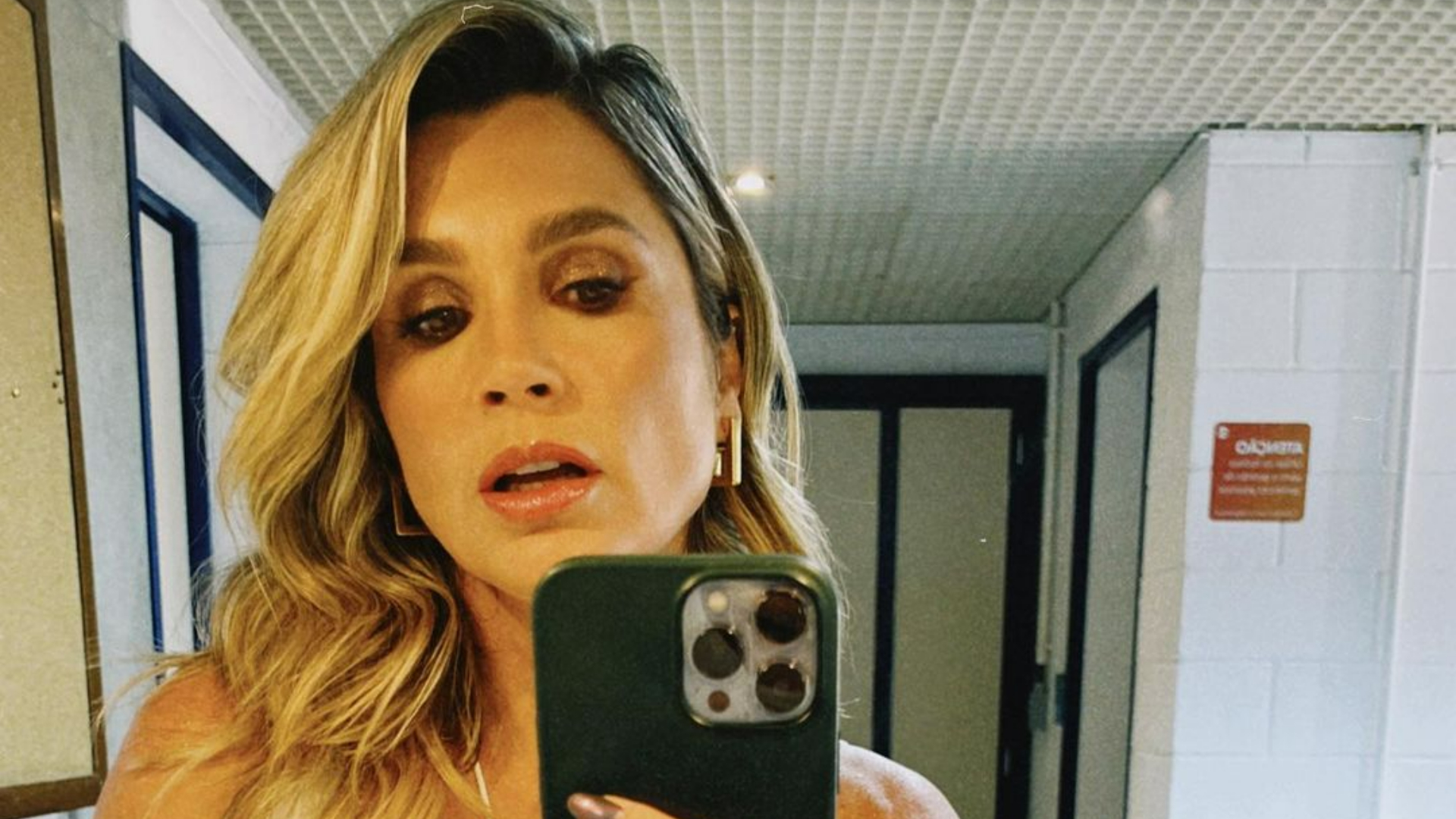 Flávia Alessandra abusa do decote durante sua participação no Caldeirão: ”Um espetáculo!”
