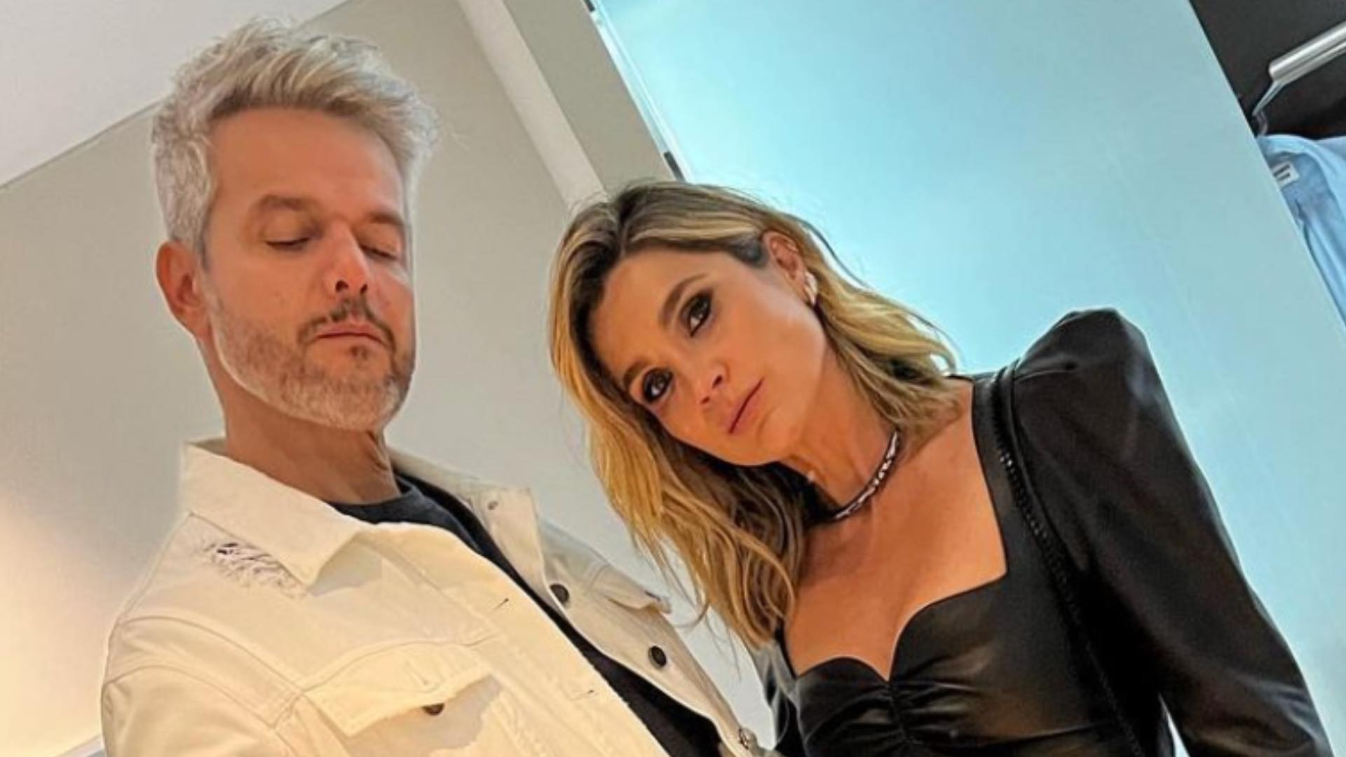 Com vestido curtinho, Flávia Alessandra curte noitada ao lado de Otaviano Costa