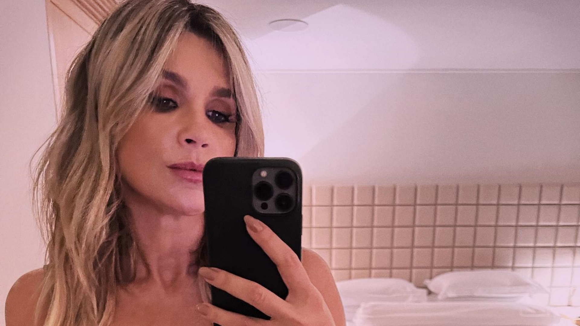 Flávia Alessandra surge de lingerie com decote generoso e Otaviano Costa elogia: “Mulherão”