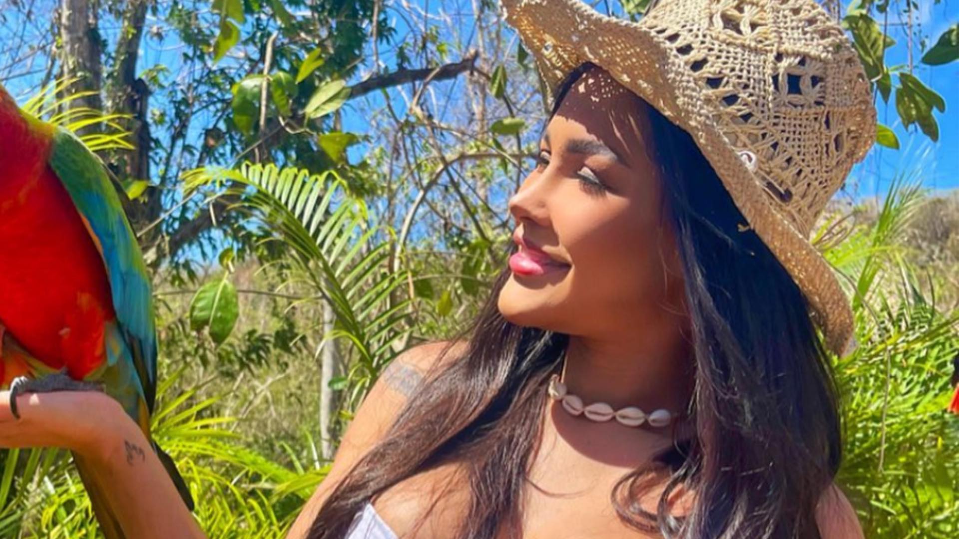 De biquíni, Flay posa em meio à natureza e impressiona a web com o corpão: “Muito gata”