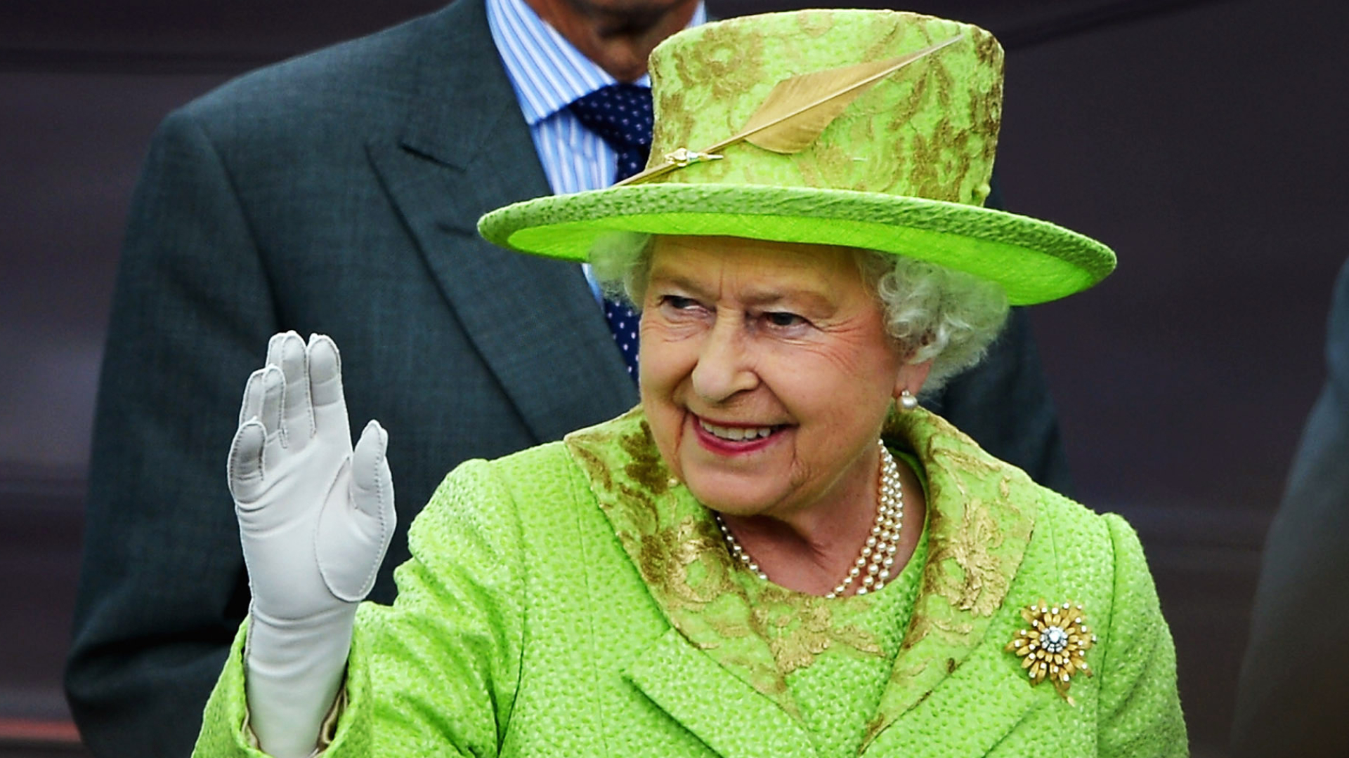 Aliança da rainha Elizabeth, com a qual ela será enterrada, possui texto secreto