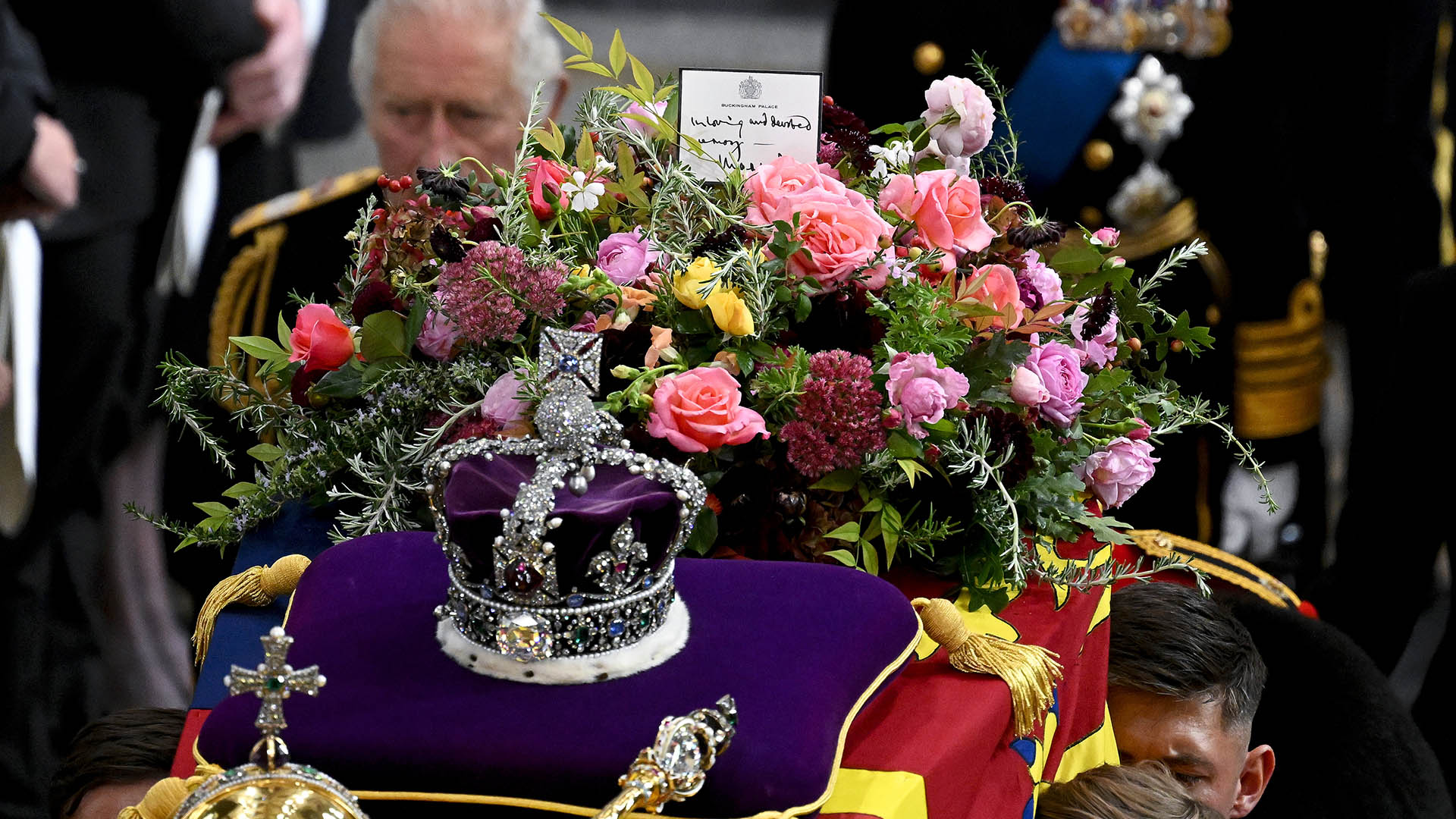 Saiba o que o Rei Charles III escreveu em cartão no caixão da Rainha Elizabeth II