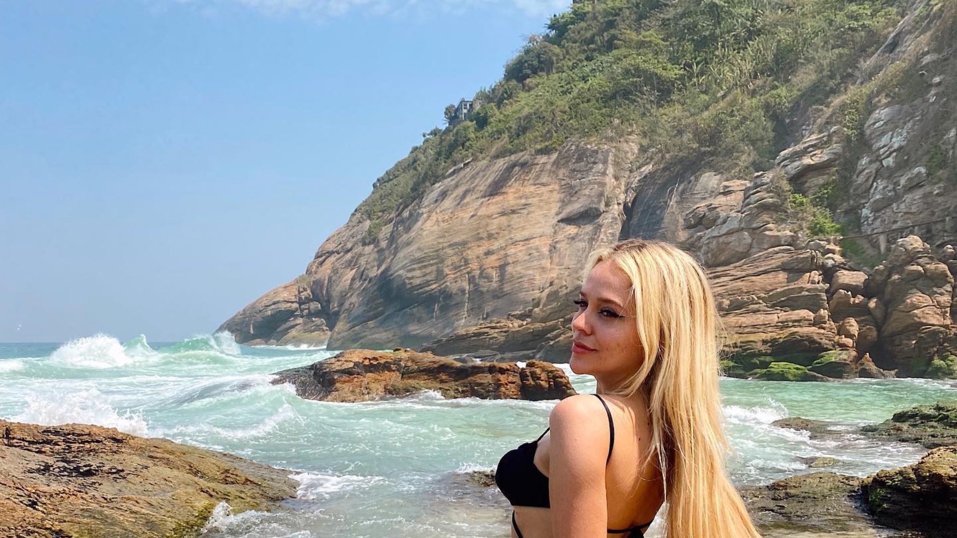 De costas, Gabi Lopes posa com biquíni fininho e marca cinturinha escultural: ”Sereia”