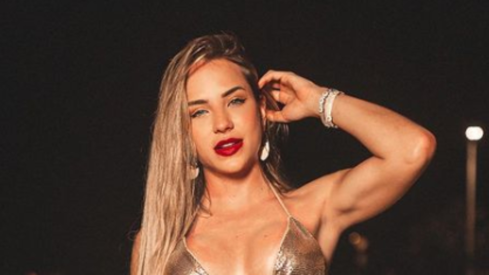 Gabi Martins posa de biquíni e esbanja barriga sarada