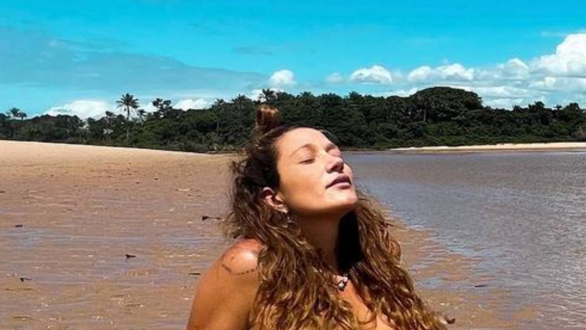 Grávida, Gabriela Pugliese faz topless na praia: ”Maravilhosa”
