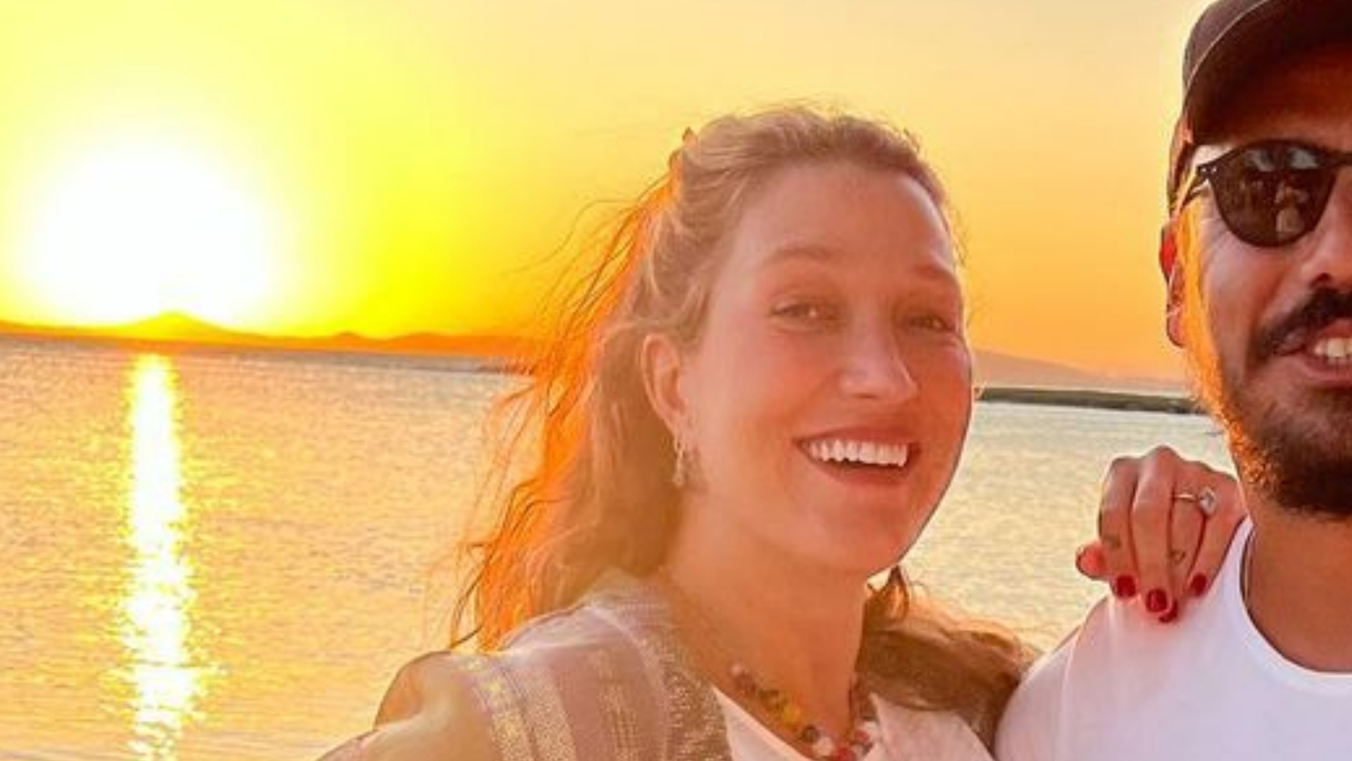 Gabriela Pugliesi exibe barrigão ao publicar foto romântica com o namorado