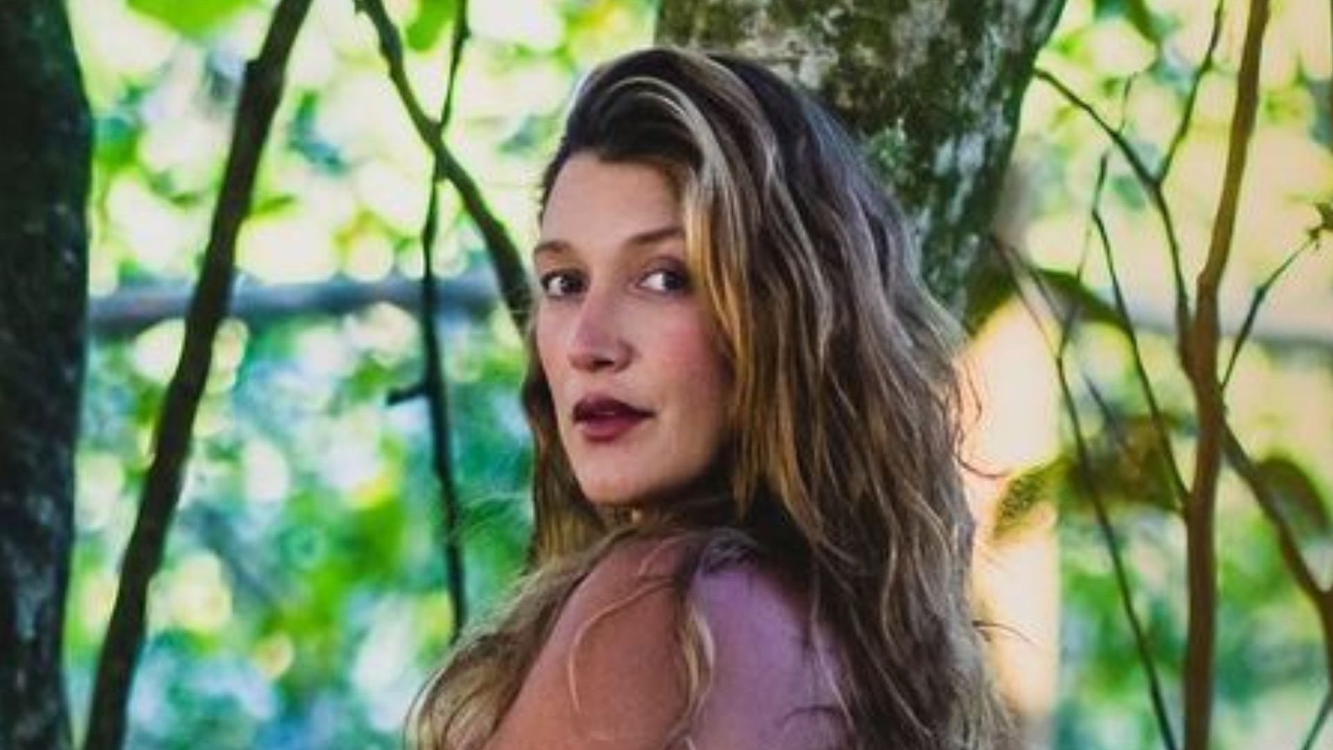 Aos 7 meses, Gabriela Pugliesi faz topless em meio à natureza: ”Habituando meu bebê”