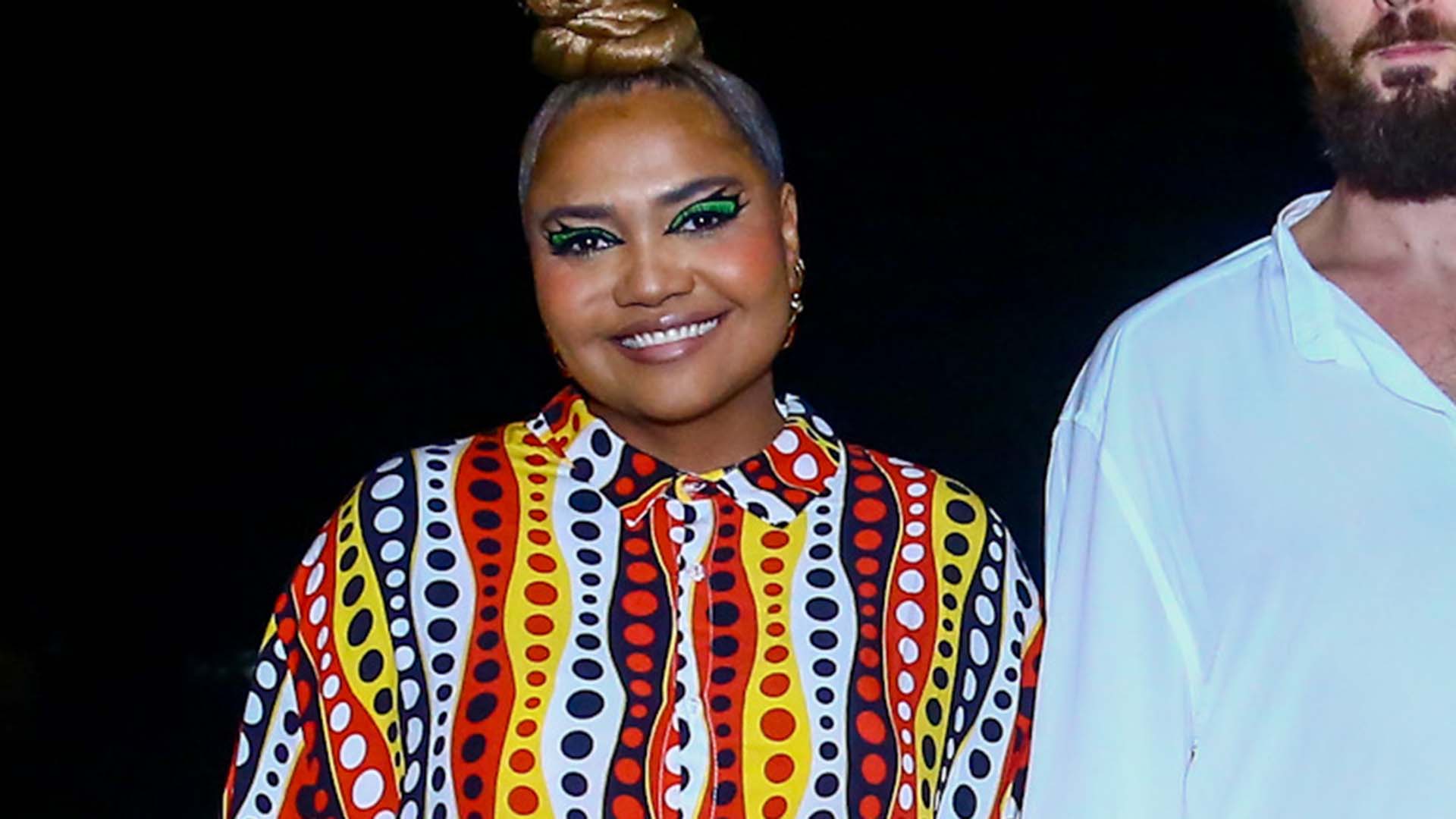 Gaby Amarantos faz rara aparição com o marido em evento