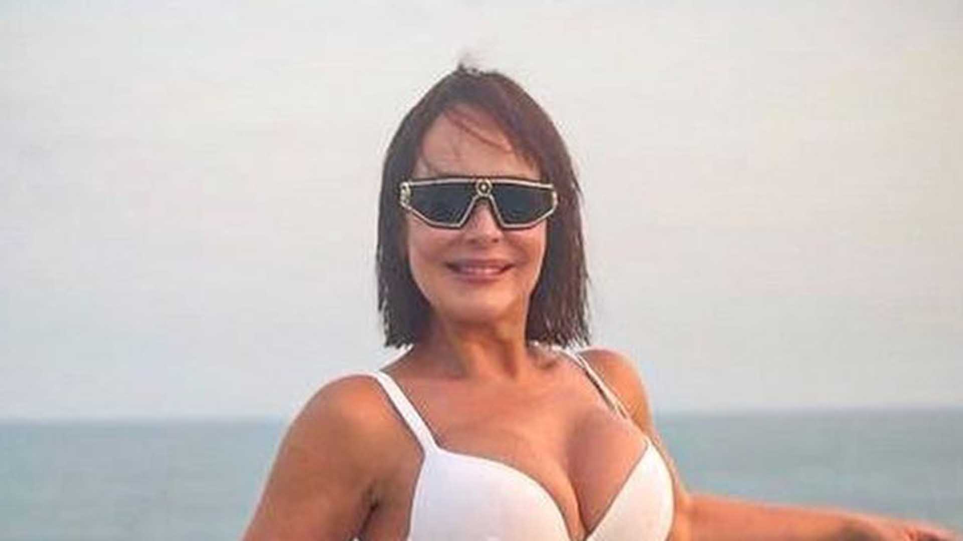 Aos 48 anos, Gaby Spanic arrasa ao usar biquíni branco na praia