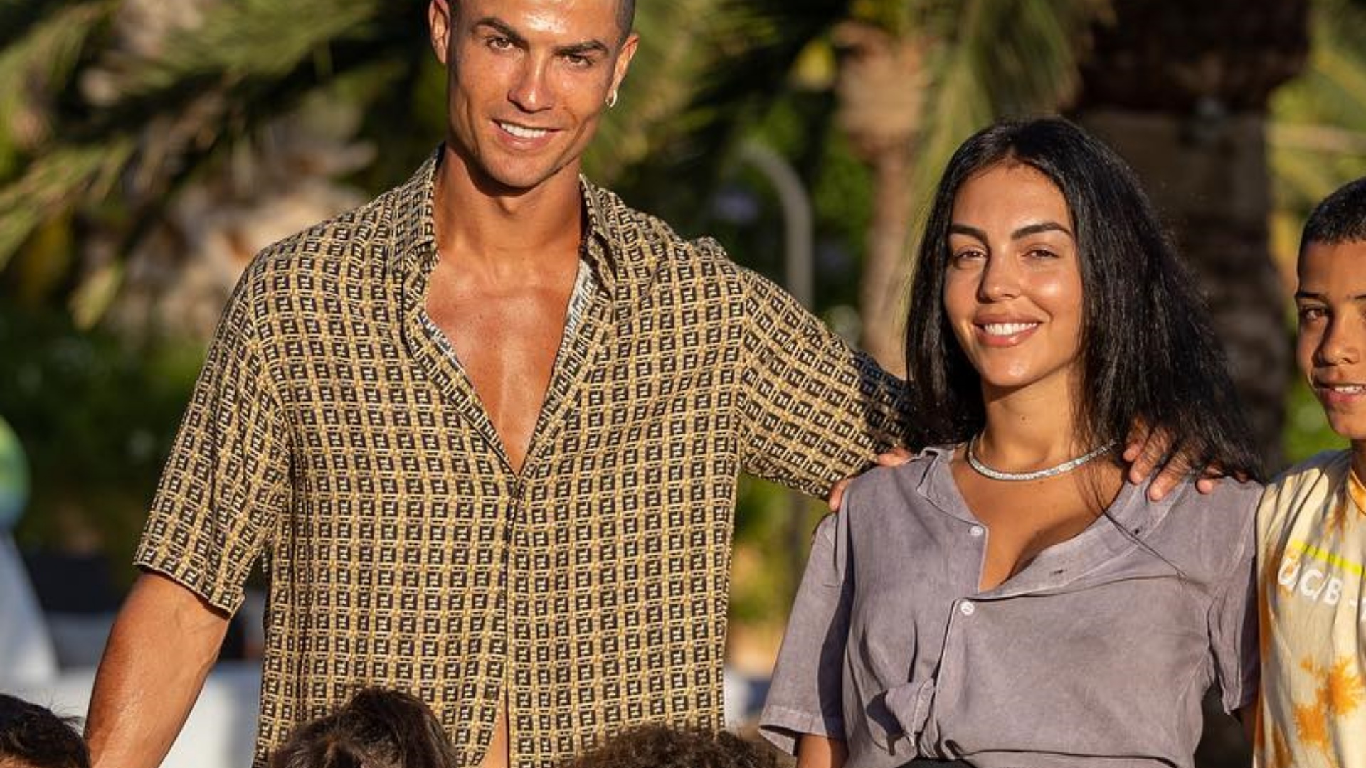 Mulher de Cristiano Ronaldo reúne filhos em cliques raros: ”Amores”