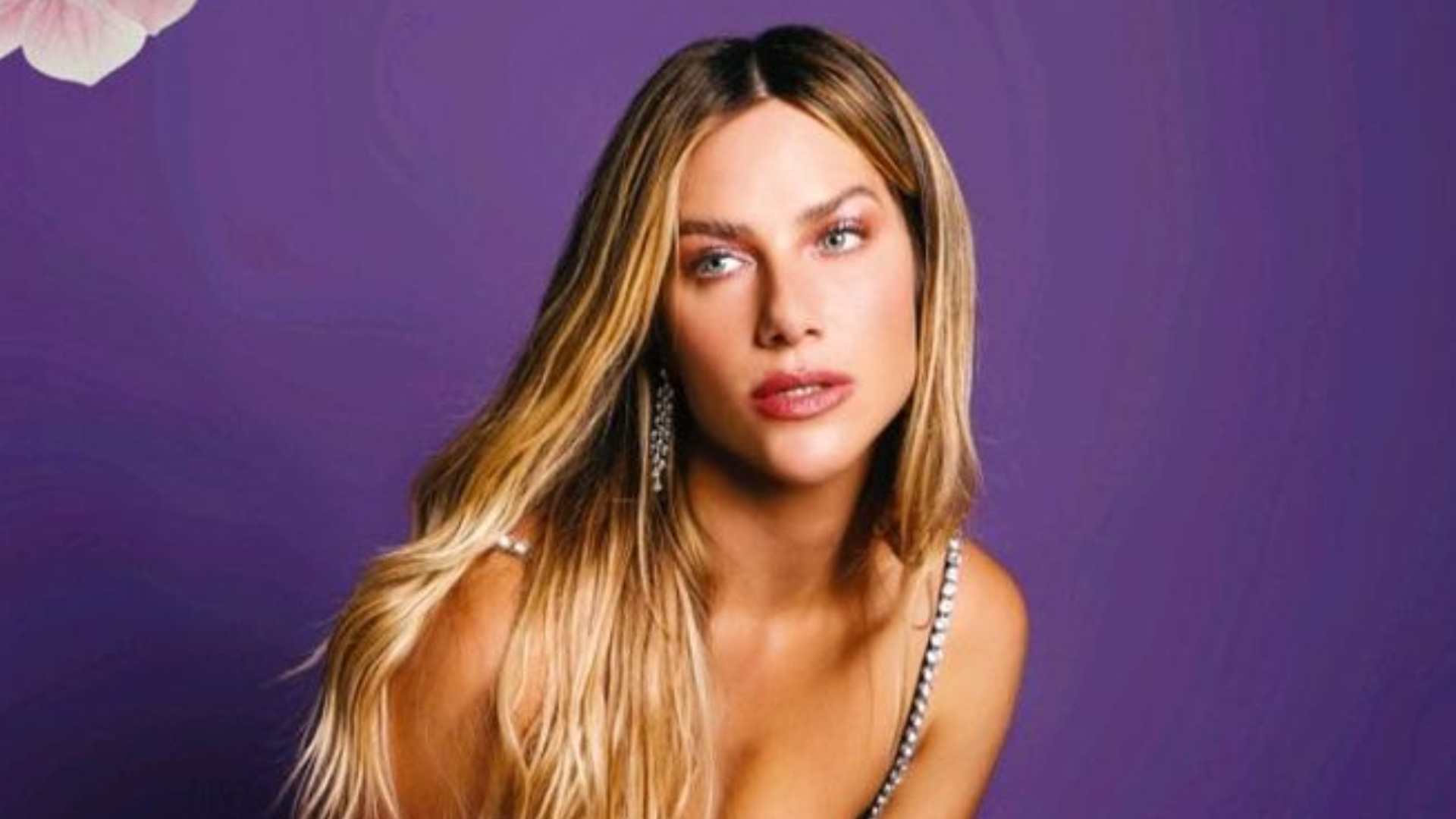 Giovanna Ewbank aposta em minissaia e top de coração para podcast: ”Deusa”