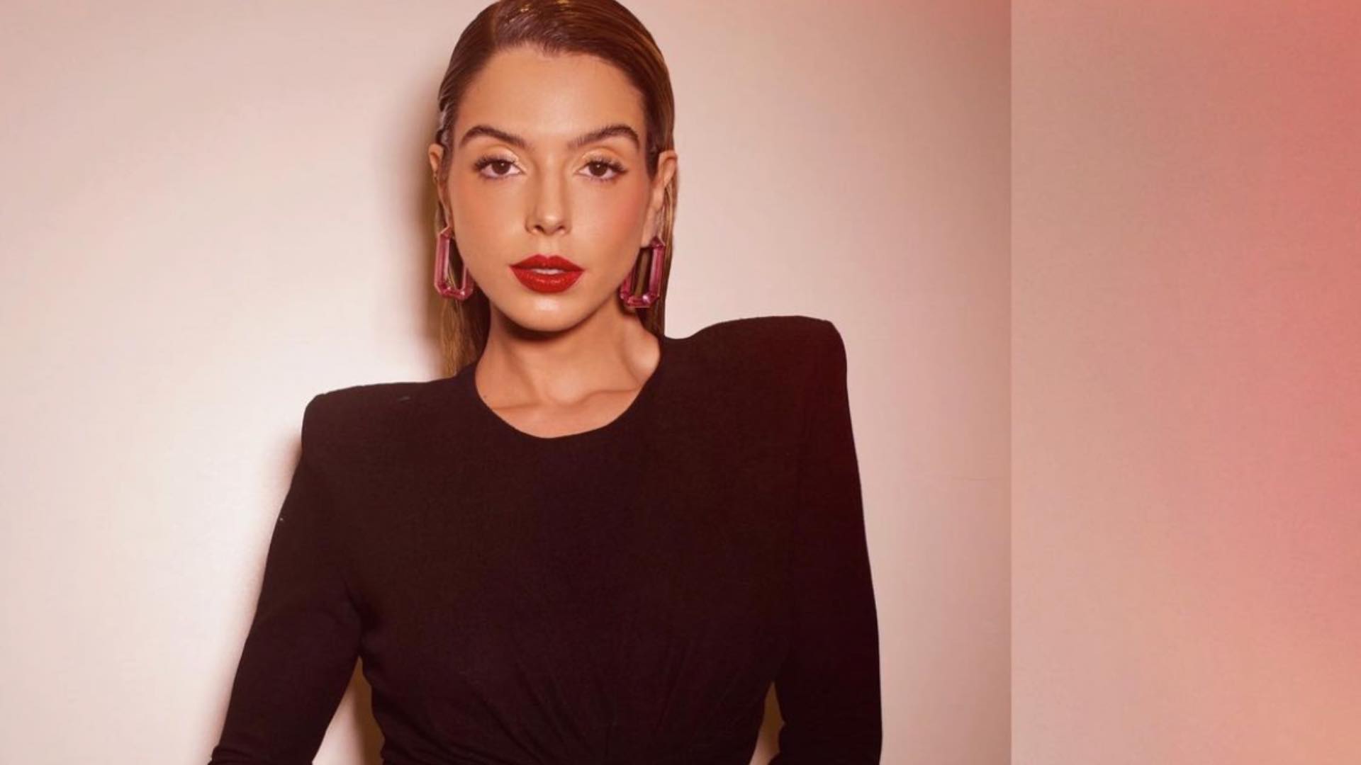 Giovanna Lancellotti esbanja beleza ao posar com um vestido preto fendado: “Sempre linda”