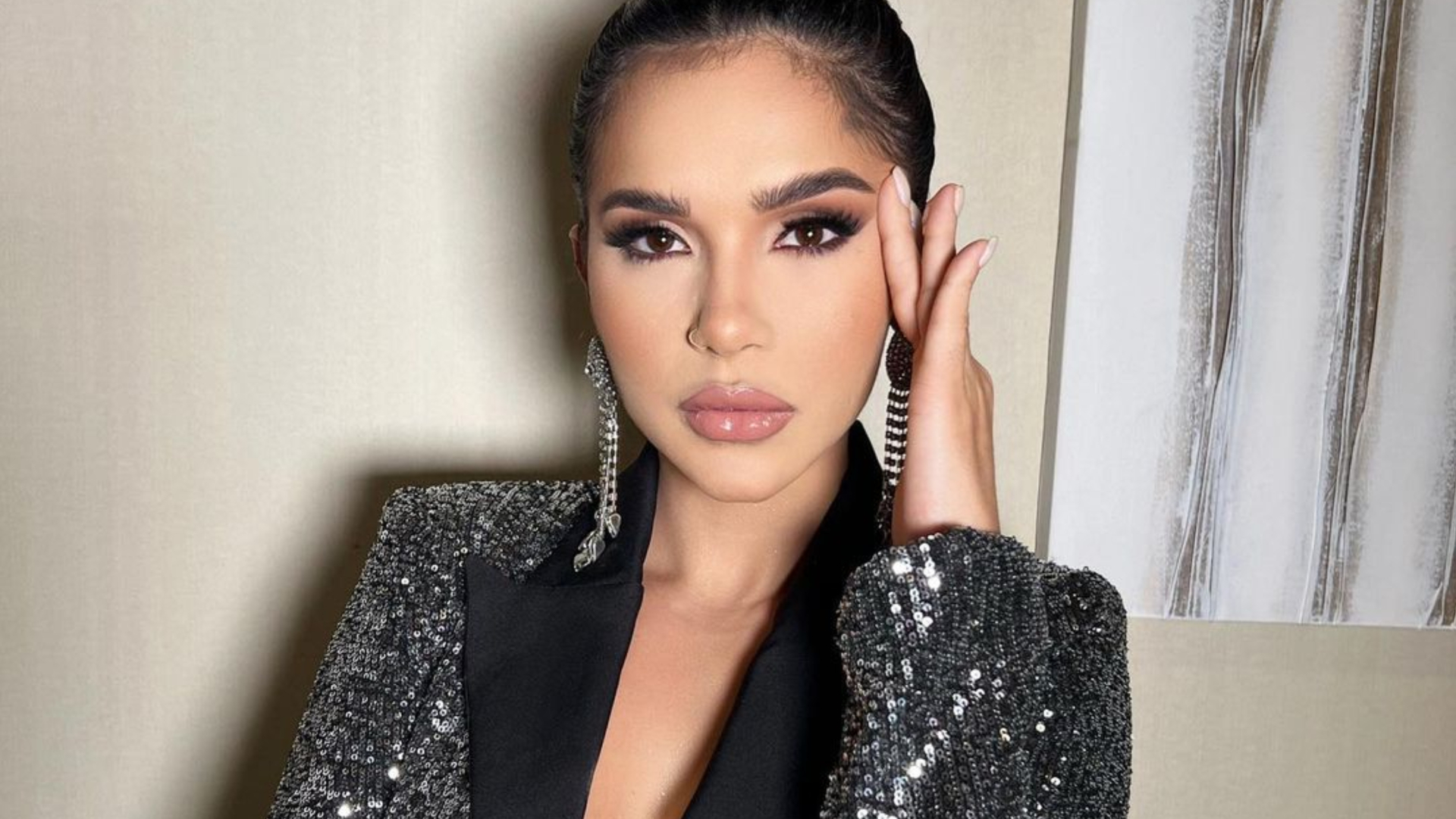 Sem sutiã, Gizelly Bicalho quase mostra demais em look com decote no limite: ”Que isso”