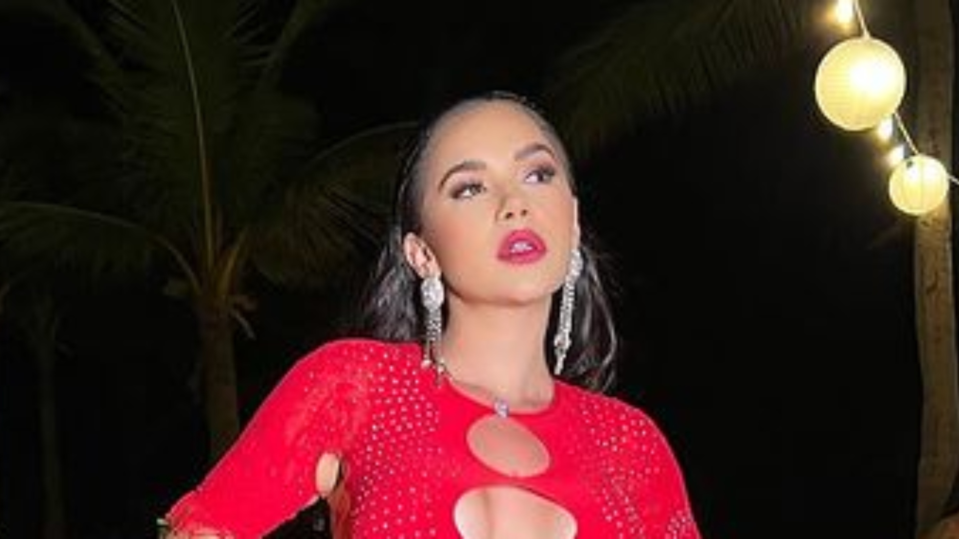 Gizelly Bicalho impressiona seguidores com vestido vermelho