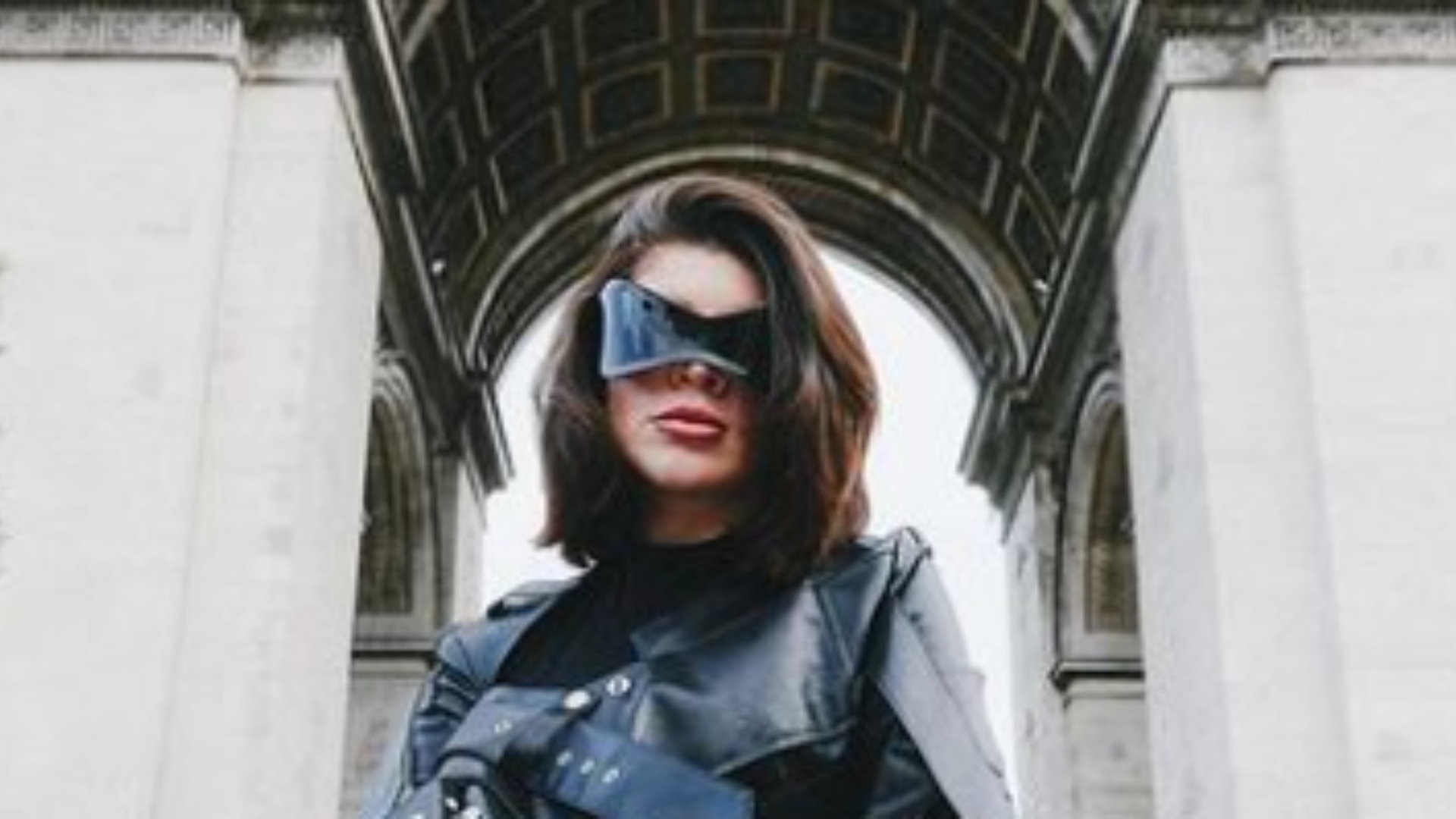 Gkay impressiona com fotos no Arco do Triunfo, em Paris