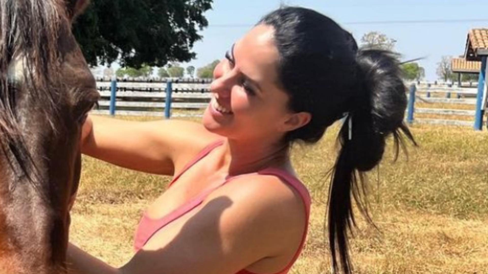 Com look coladinho, Graciele Lacerda posa ao lado de cavalo na fazenda