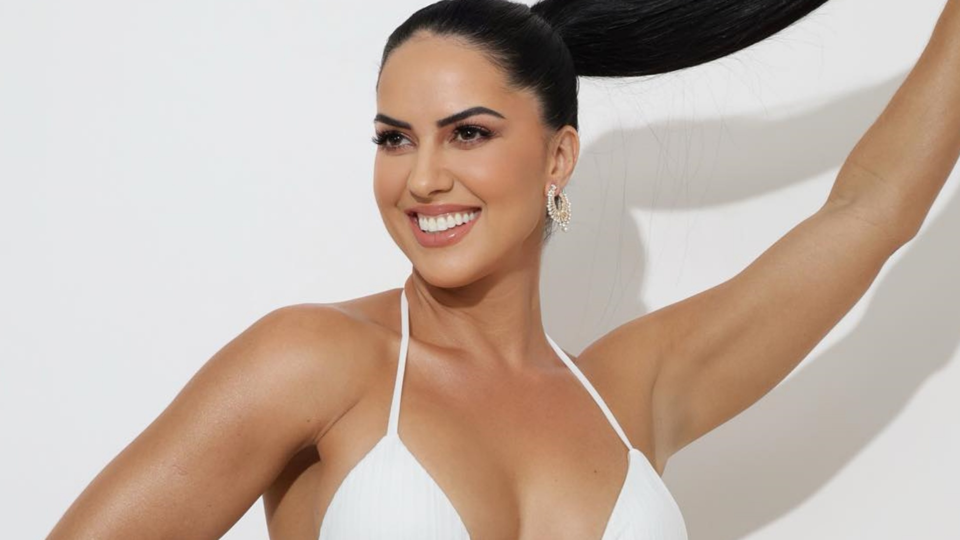 Graciele Lacerda aposta em biquíni branco e exibe tatuagem íntima: “Tão linda”
