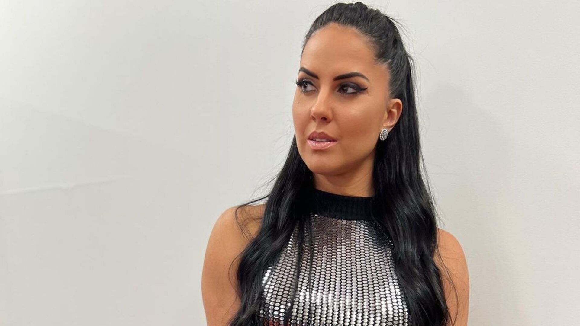 Graciele Lacerda exibe corpaço torneado em look colado brilhante e arrasa: ”Maravilhosa”