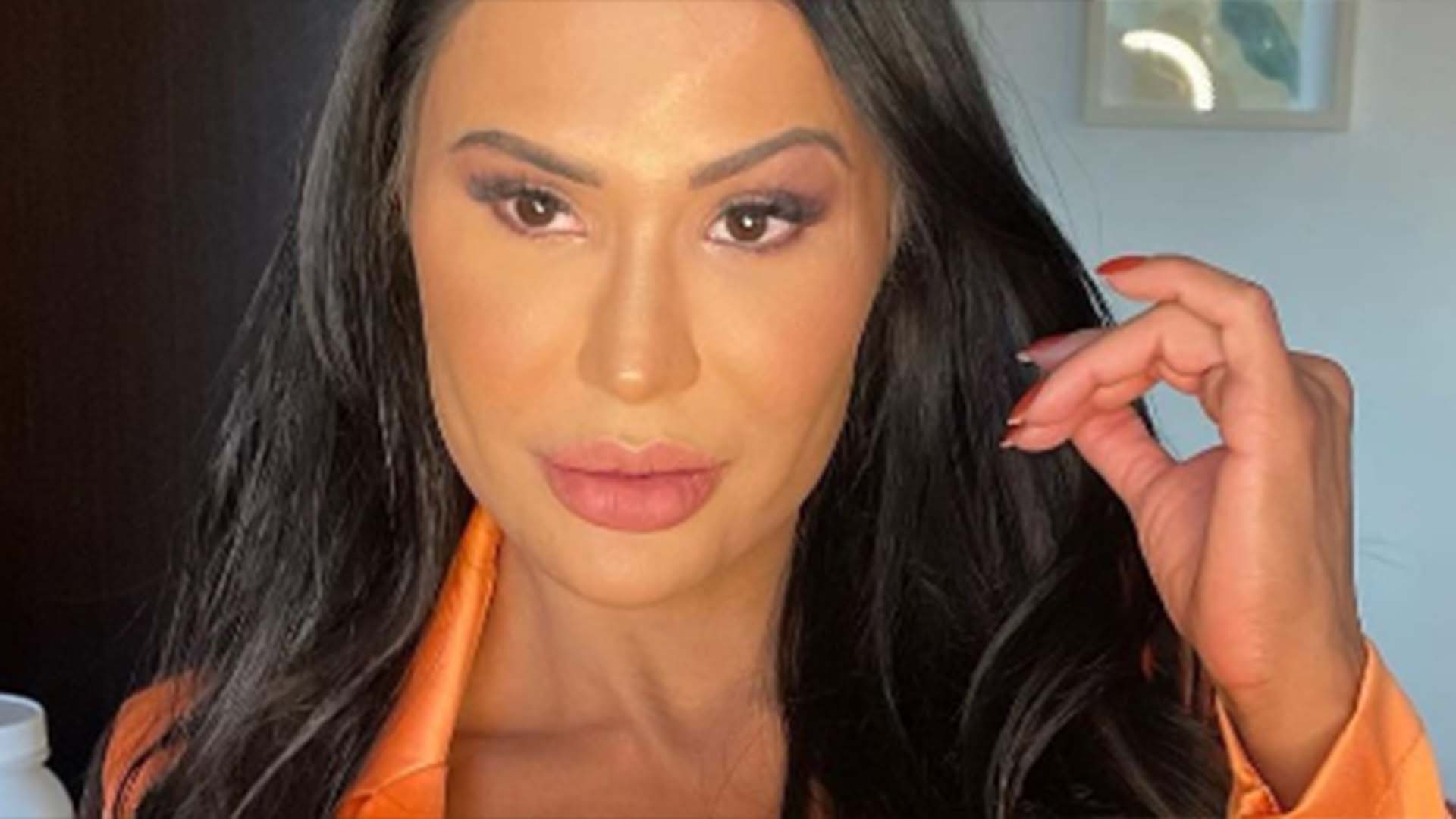 Gracyanne Barbosa usa look decotado para prestigiar show do maridão