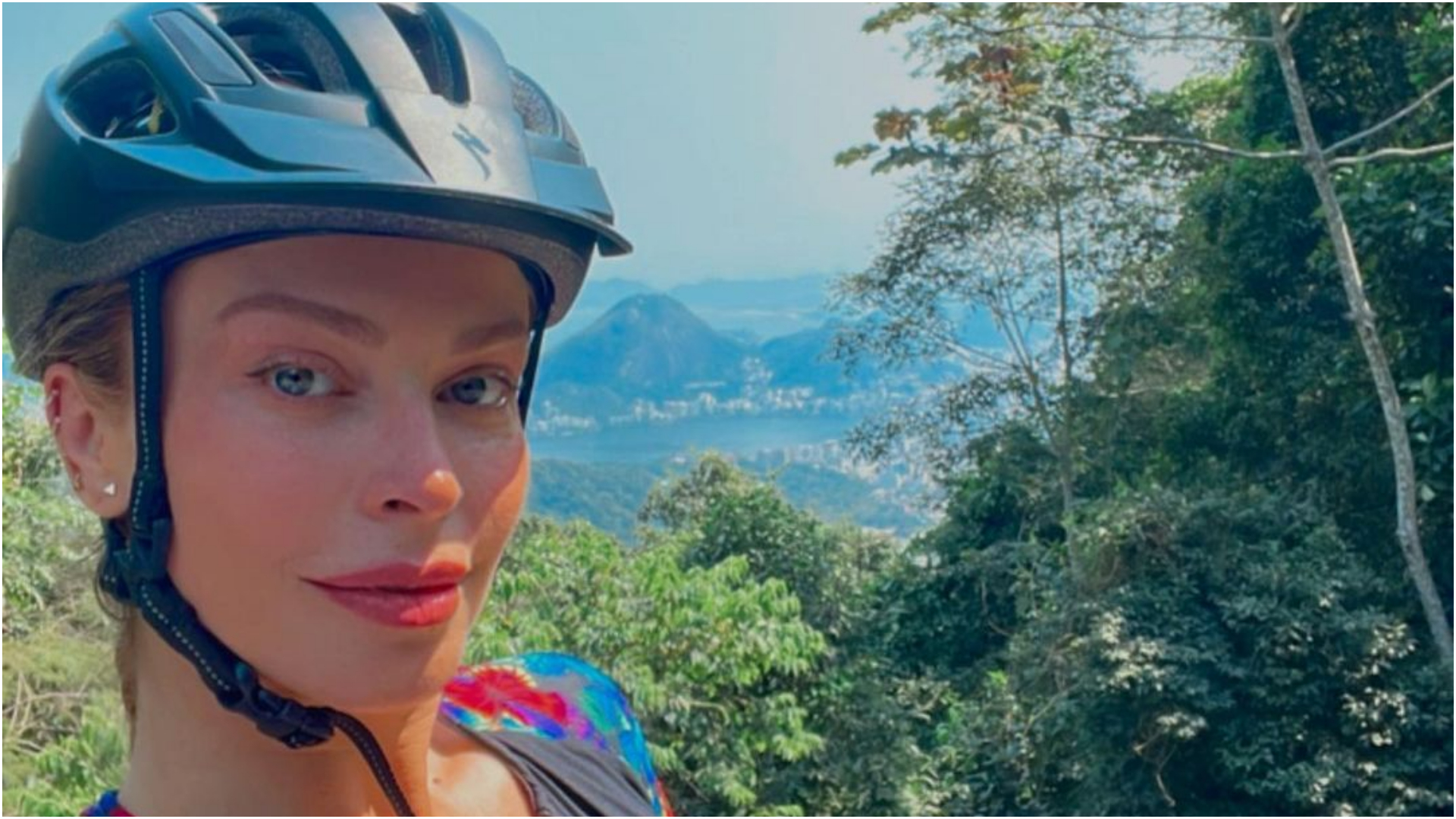 Grazi Massafera esbanja corpão escultural ao surgir pedalando de top: ”Lindeza!”