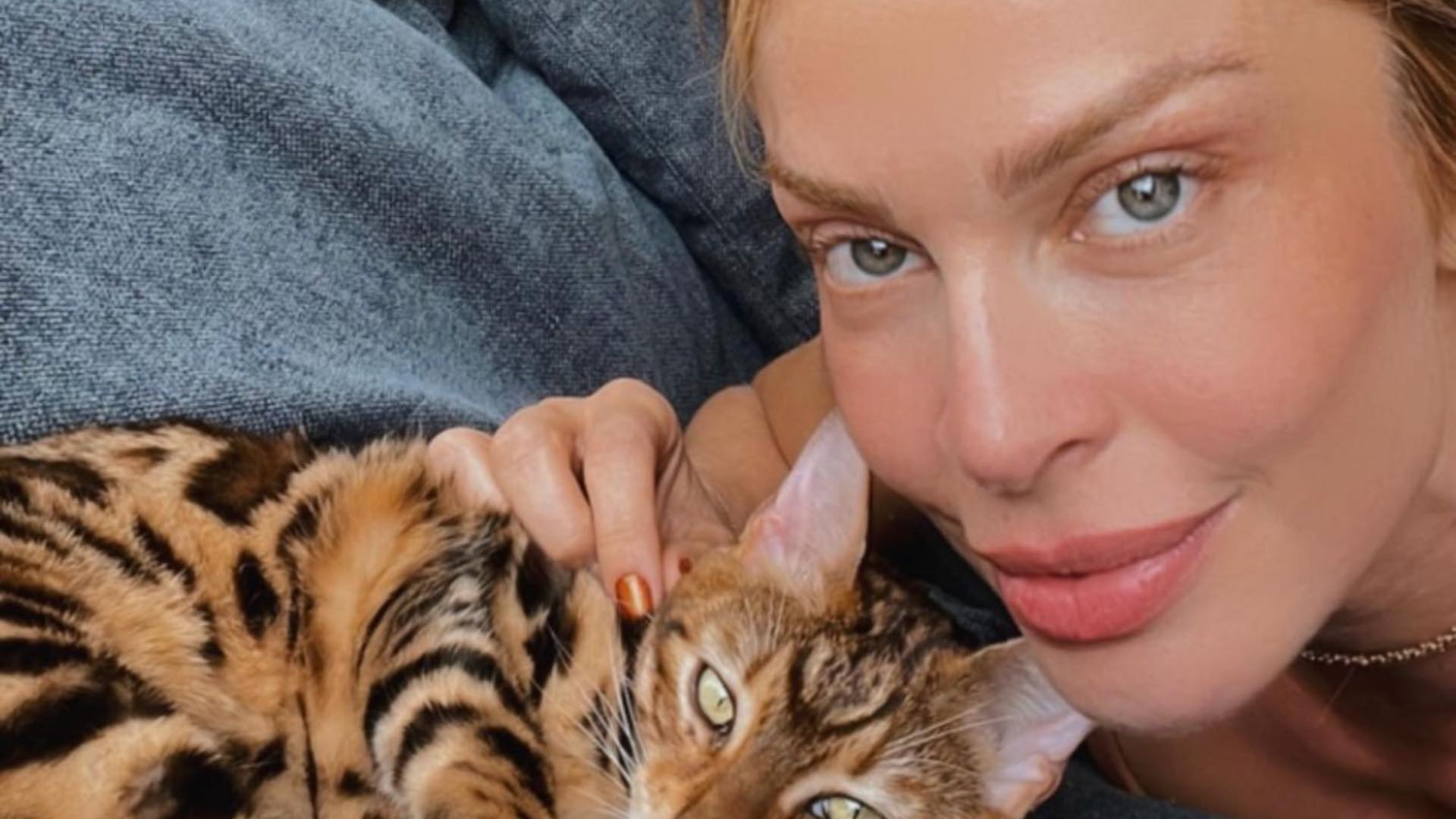 Grazi Massafera encanta com foto ao lado do seu pet e web brinca: “Duas gatas”