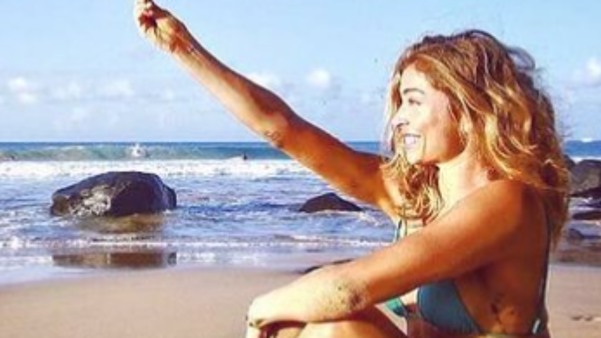De biquíni, Grazi Massafera arrasa ao mostrar boa forma em foto na praia