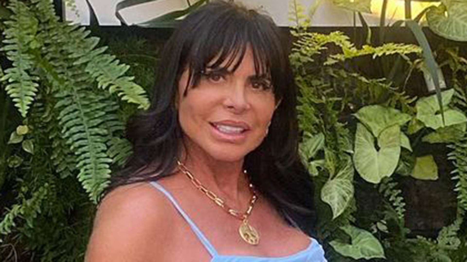 Gretchen usa vestido com recortes na barriga após fazer lipo HD