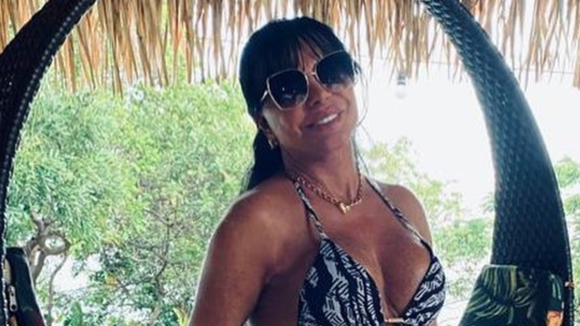 De biquíni e micro shorts, Gretchen exibe barriga desenhada após lipo: ”Maravilhosa”