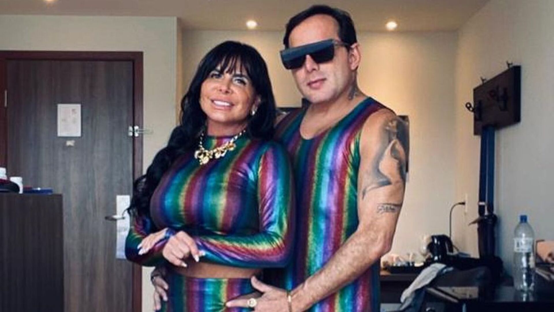 De look combinado, Gretchen e o marido exibem resultado de plásticas: ”Maravilhosos”