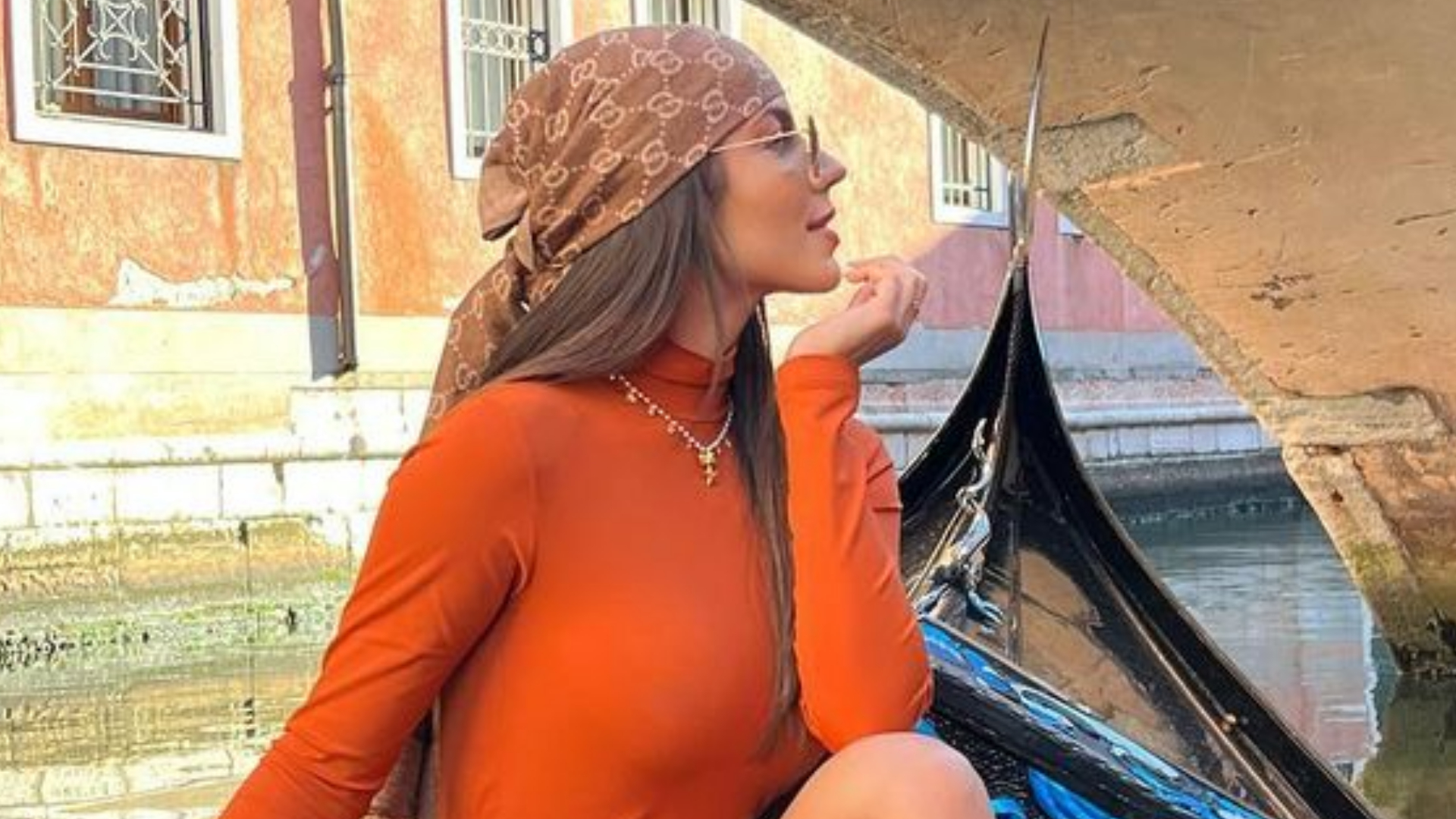 Hariany Almeida aposta em vestido curtinho para curtir passeio em Veneza: ”Muito maravilhosa!”