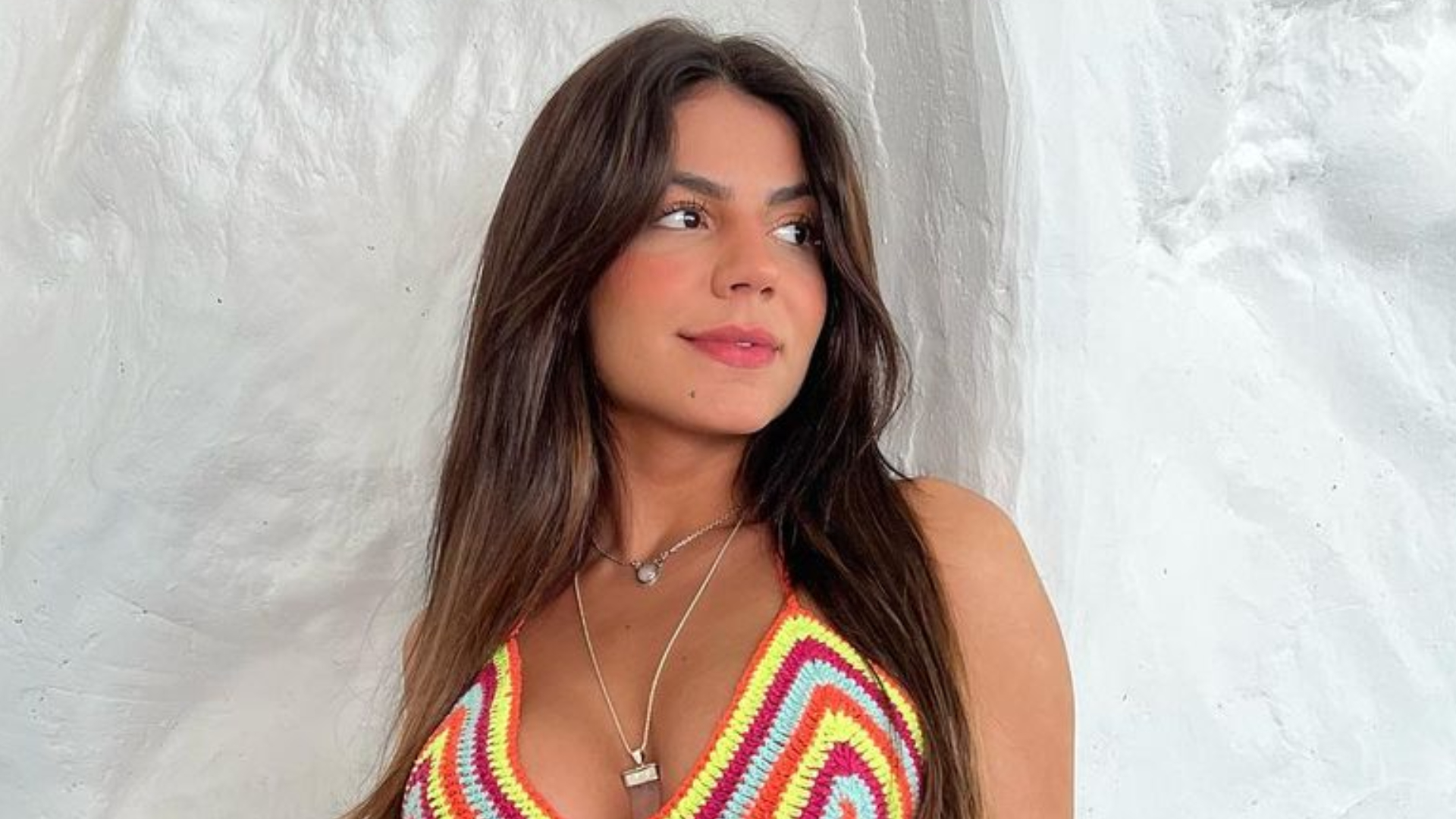 Hariany Almeida ostenta abdômen trincado em look de crochê: ”Deusa”