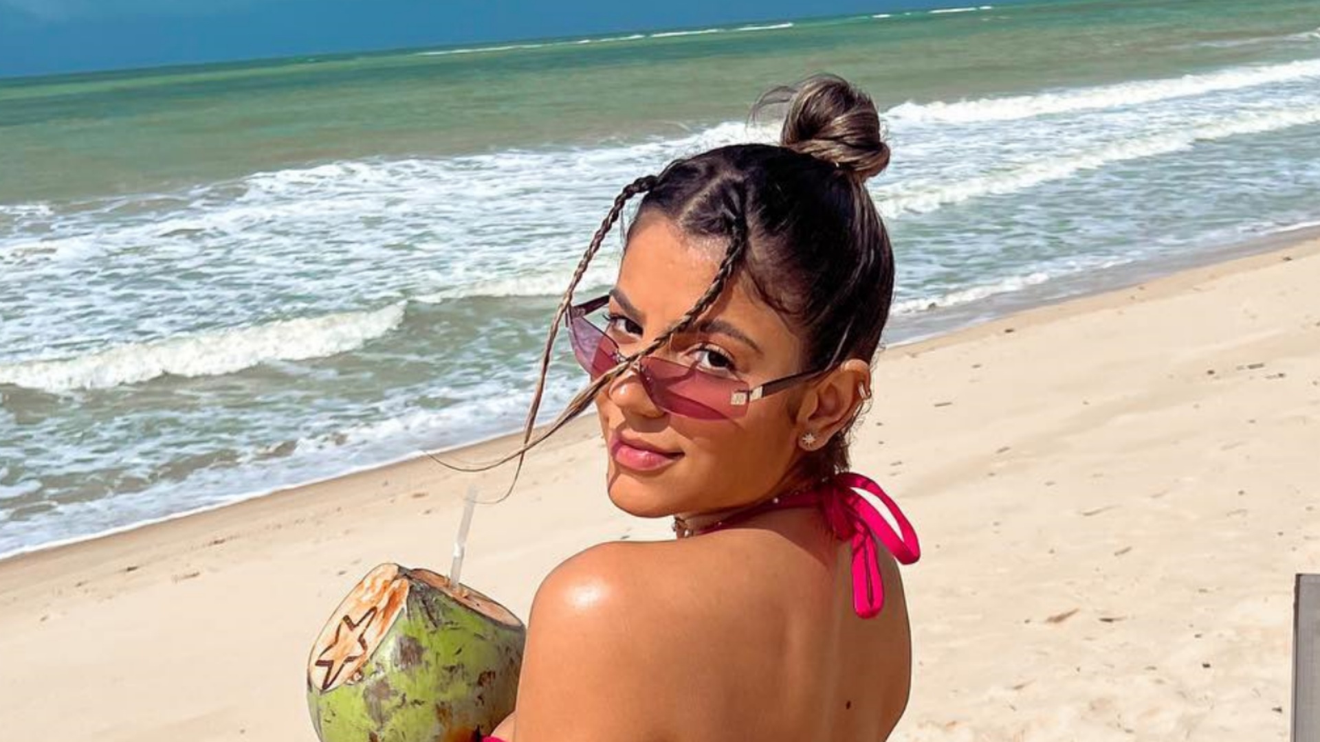 De biquíni fio-dental, Hariany Almeida empina o bumbum e para tudo com corpão: ”Absurdo”