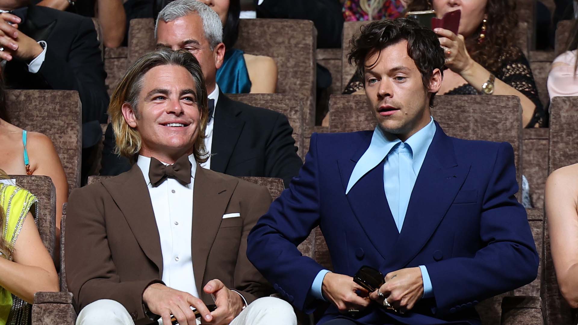 Harry Styles e Chris Pine se manifestam sobre suposto cuspe em première de filme