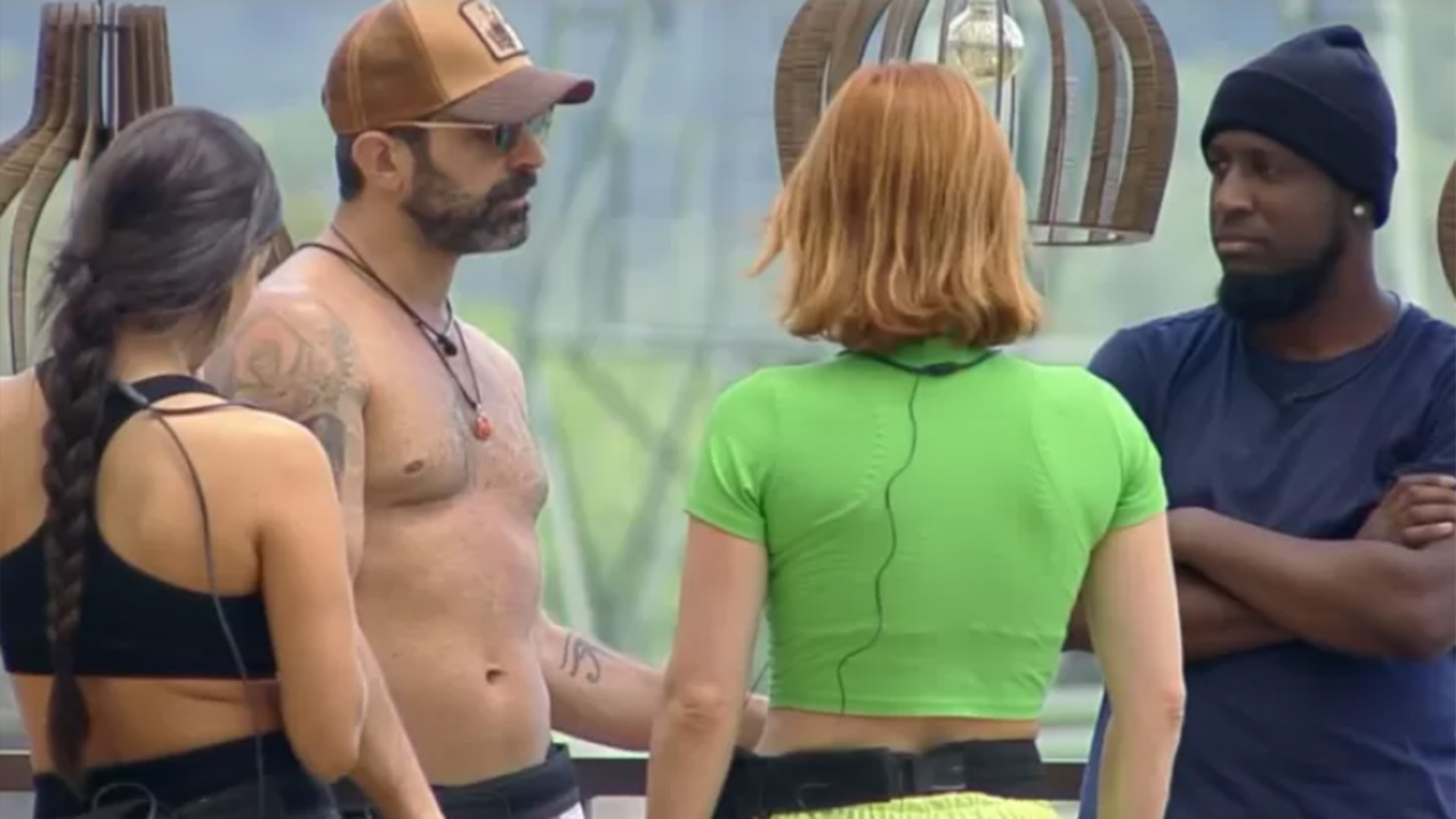 A Fazenda 14: Iran Malfitano perde a paciência com Deborah Albuquerque