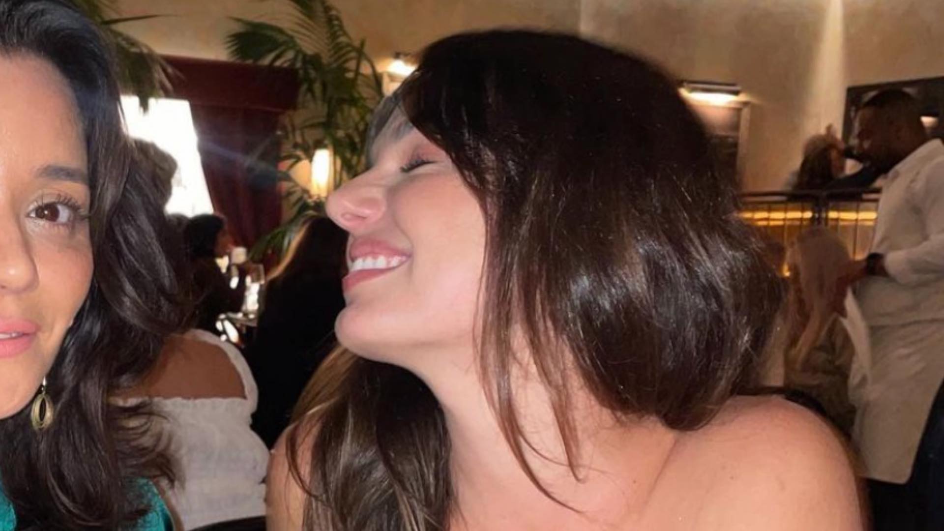 Isis Valverde curte a noite ao lado das amigas e abre álbum de fotos da sexta-feira animada