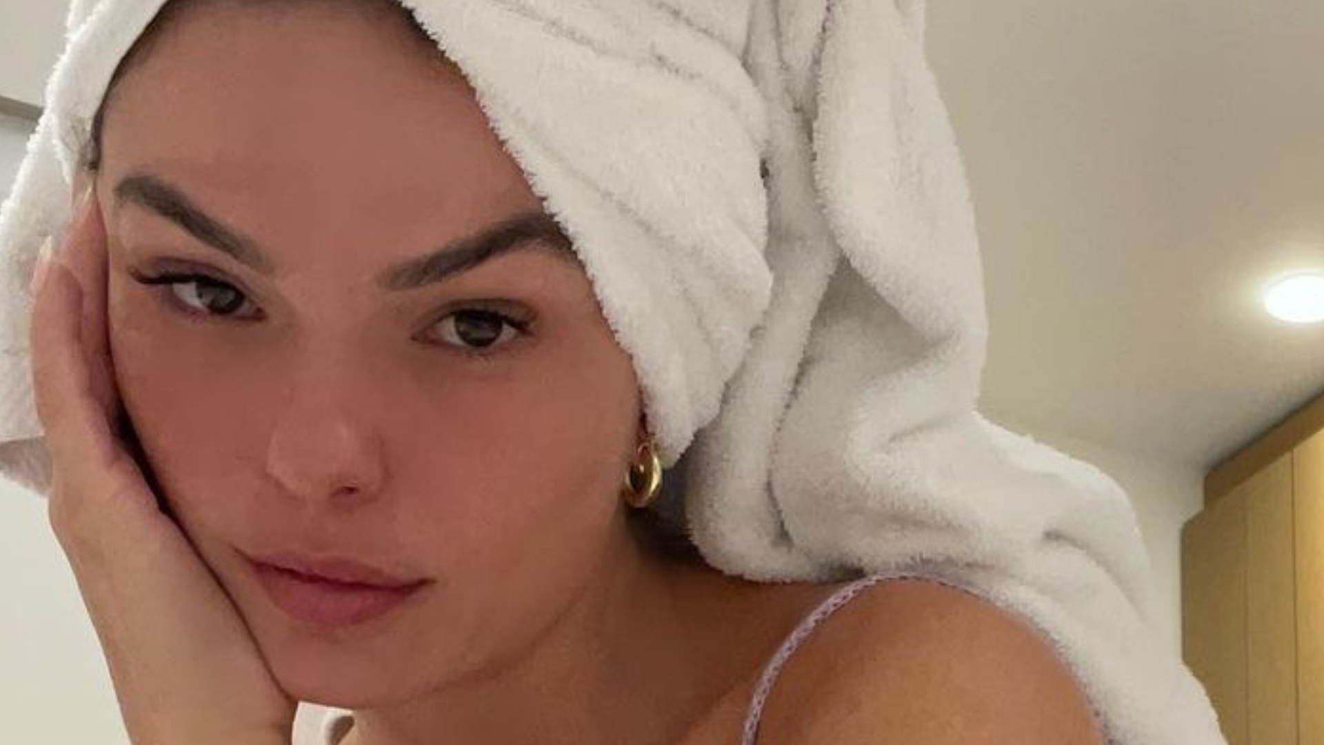 Isis Valverde publica sequência de fotos na França e impressiona: ”Linda de todo jeito”