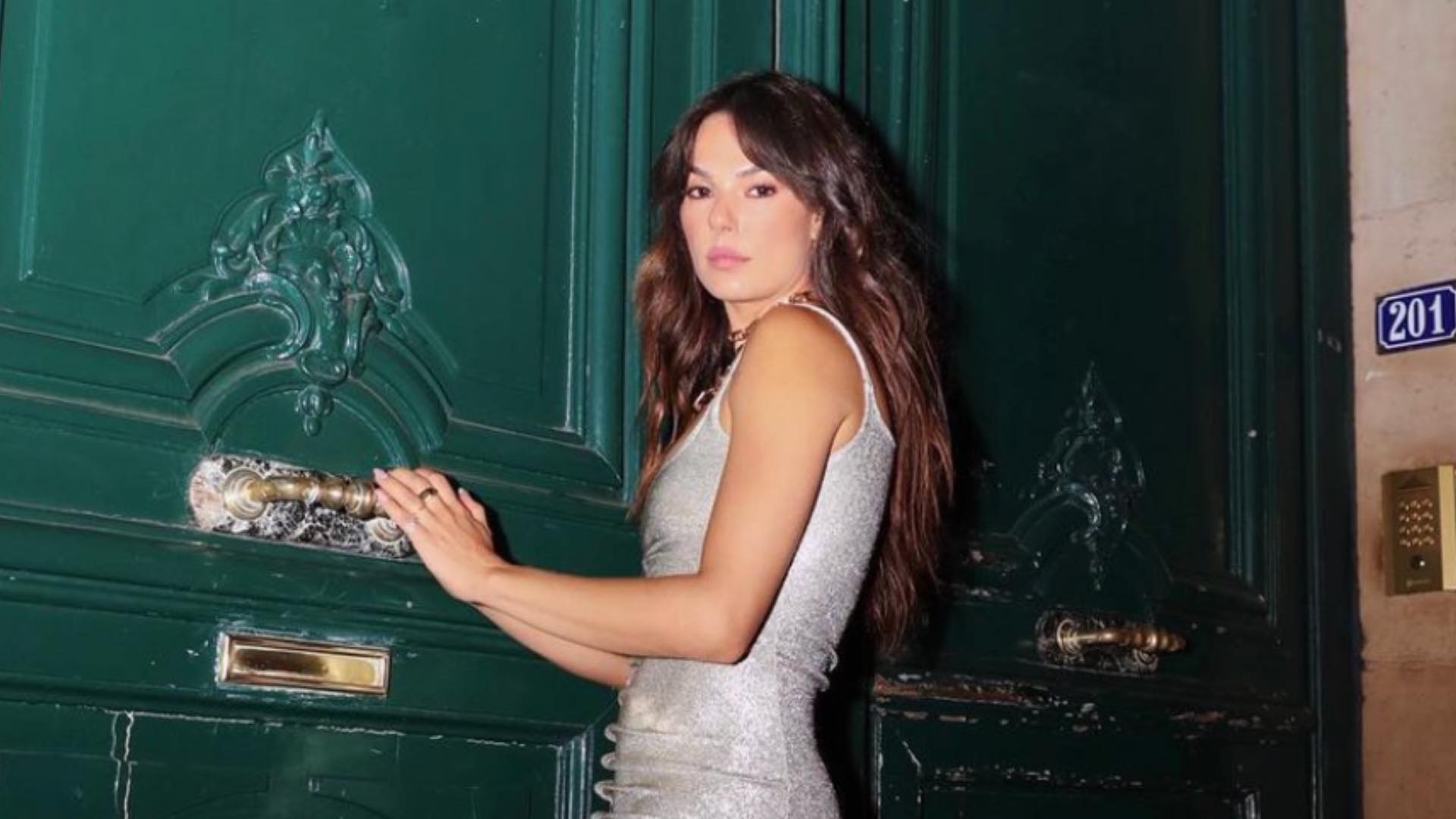 Isis Valverde exibe corpo escultural ao posar com vestido prata coladinho: “Maravilhosa”