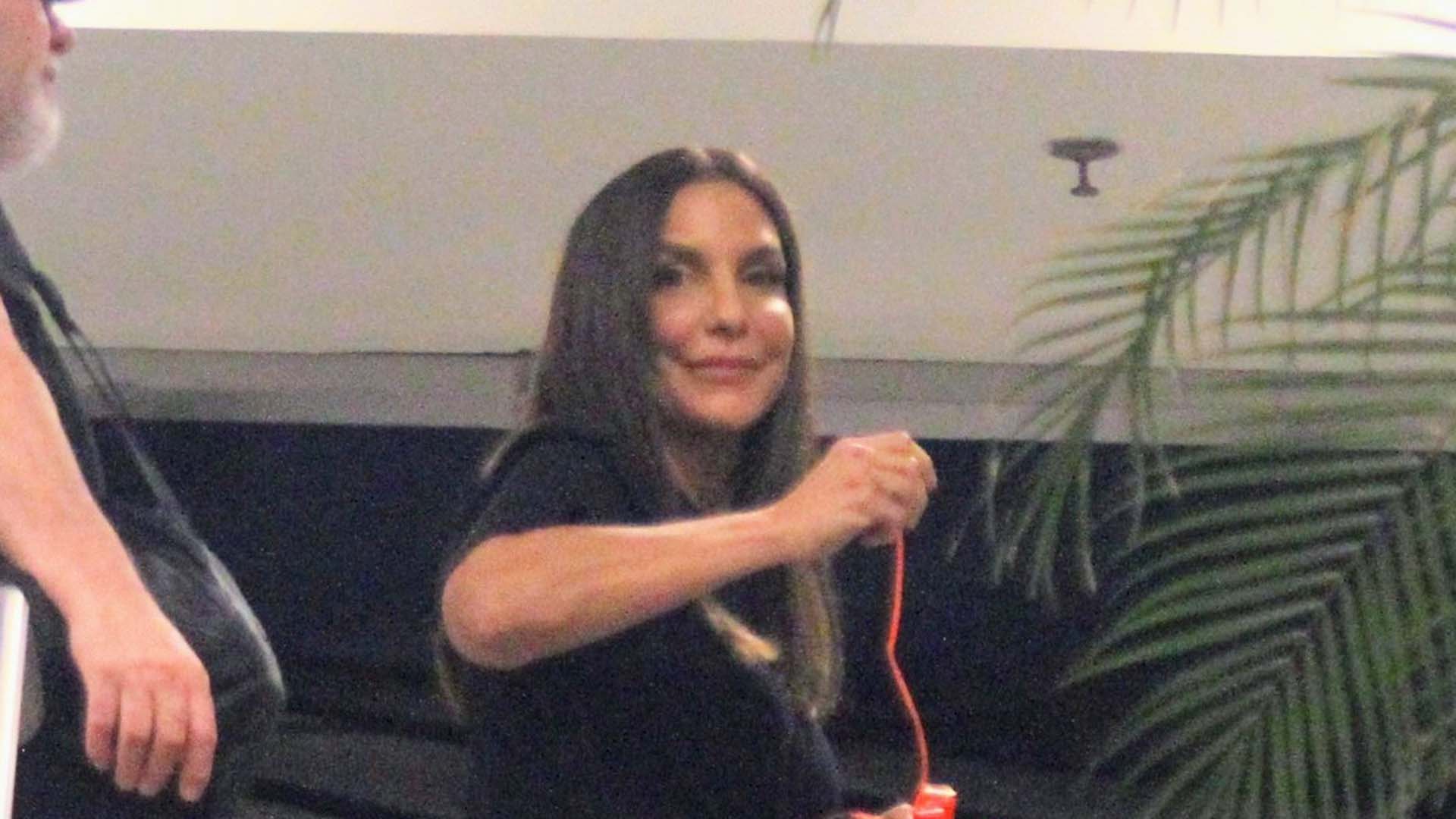 Ivete Sangalo curte noite no cinema com os amigos