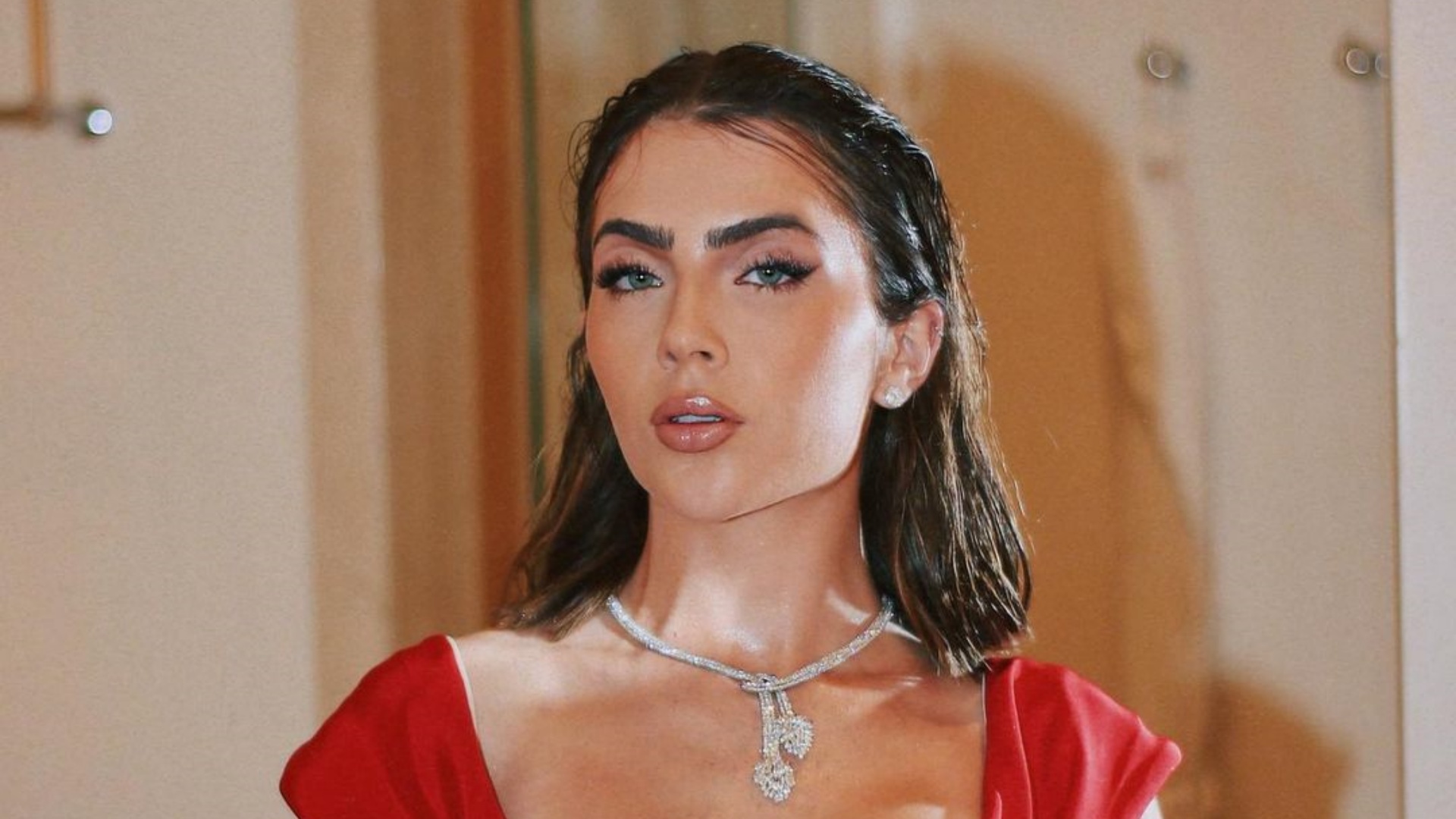 Sem sutiã, Jade Picon usa vestido com decote e choca com beleza absurda: ”Rainha”