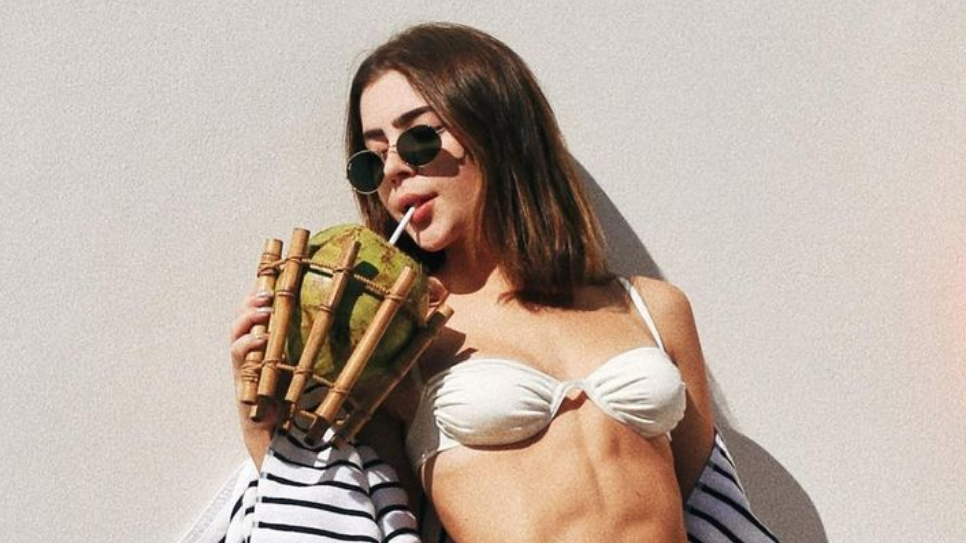 Jade Picon esbanja curvas esculturais ao posar com biquíni mínimo branco: ”Deusa!”